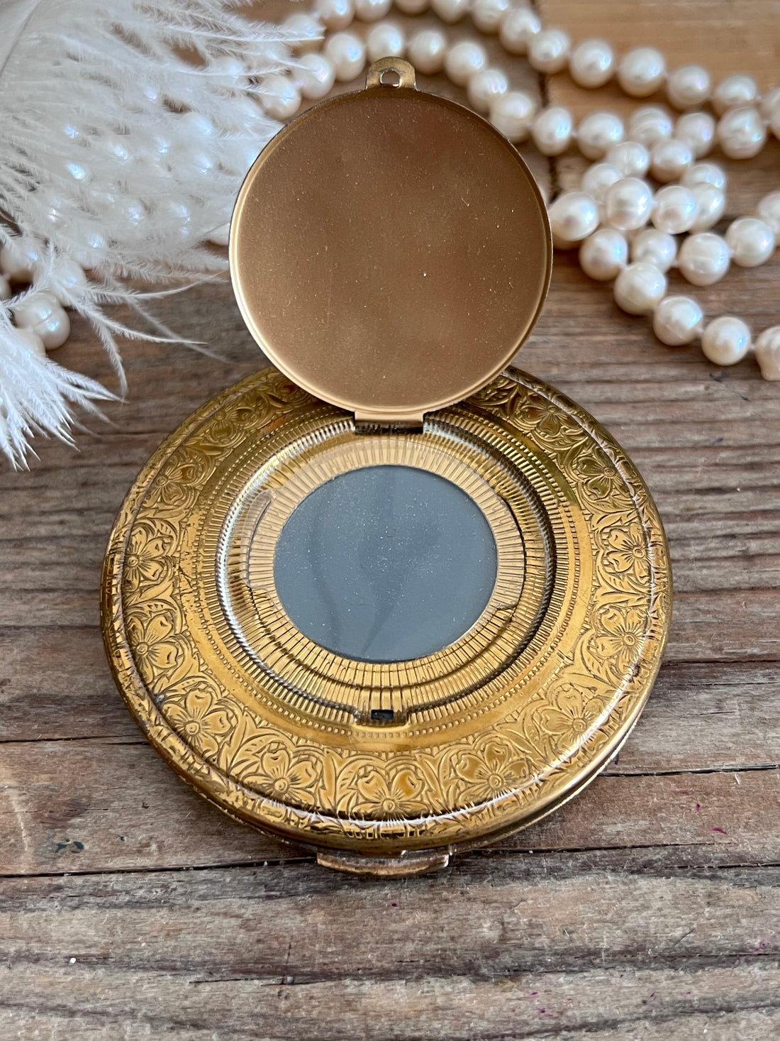 vintage poederdoos, Kigu poederdoos, goudkleurige poederdoos, poederdoos met rozenmotief, retro beauty accessoires, klassieke poederdoos, vintage make-up accessoire