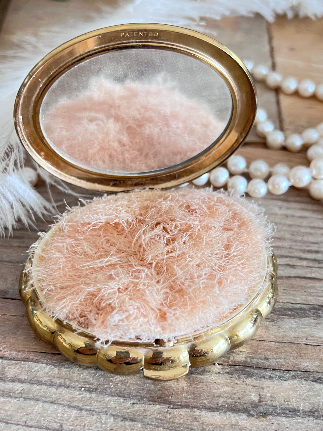 ovale vintage Kigu poederdoos, poederdoos jaren 50, vintage poederdoos met poederdons, retro make-up accessoires, authentieke Kigu poederdoos, klassieke poederdoos jaren 50, vintage cosmetica doos