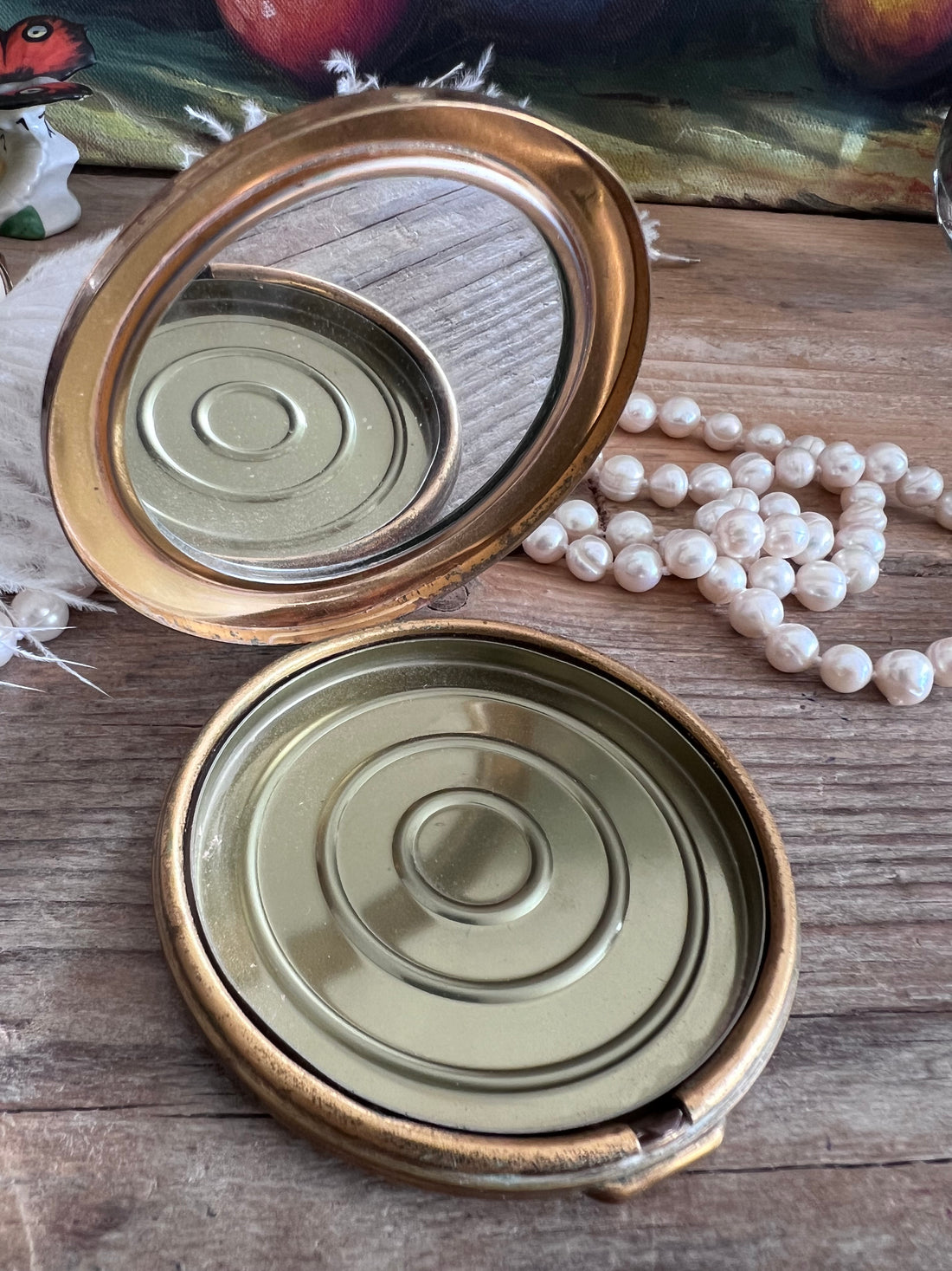 Stratton poederdoos vintage, roze poederdoos, vintage poederdoos met bloemenmotief, Stratton make-up doos, retro poederdoos, vintage beauty accessoires, bloemenmotief poederdoos.