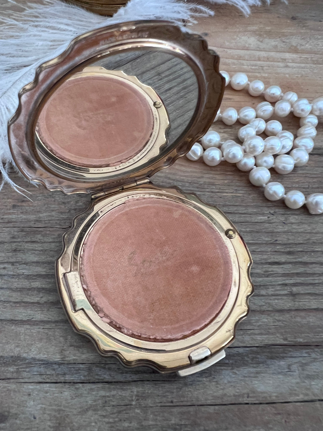 stratton poederdoos, vintage poederdoos, jaren 50 make-updoos, rode rozen poederdoos, retro make-up doosje, stratton make-up doosje, vintage cosmetica, collectible poederdoos, klassieke poederdoos, nostalgische make-upaccessoires.