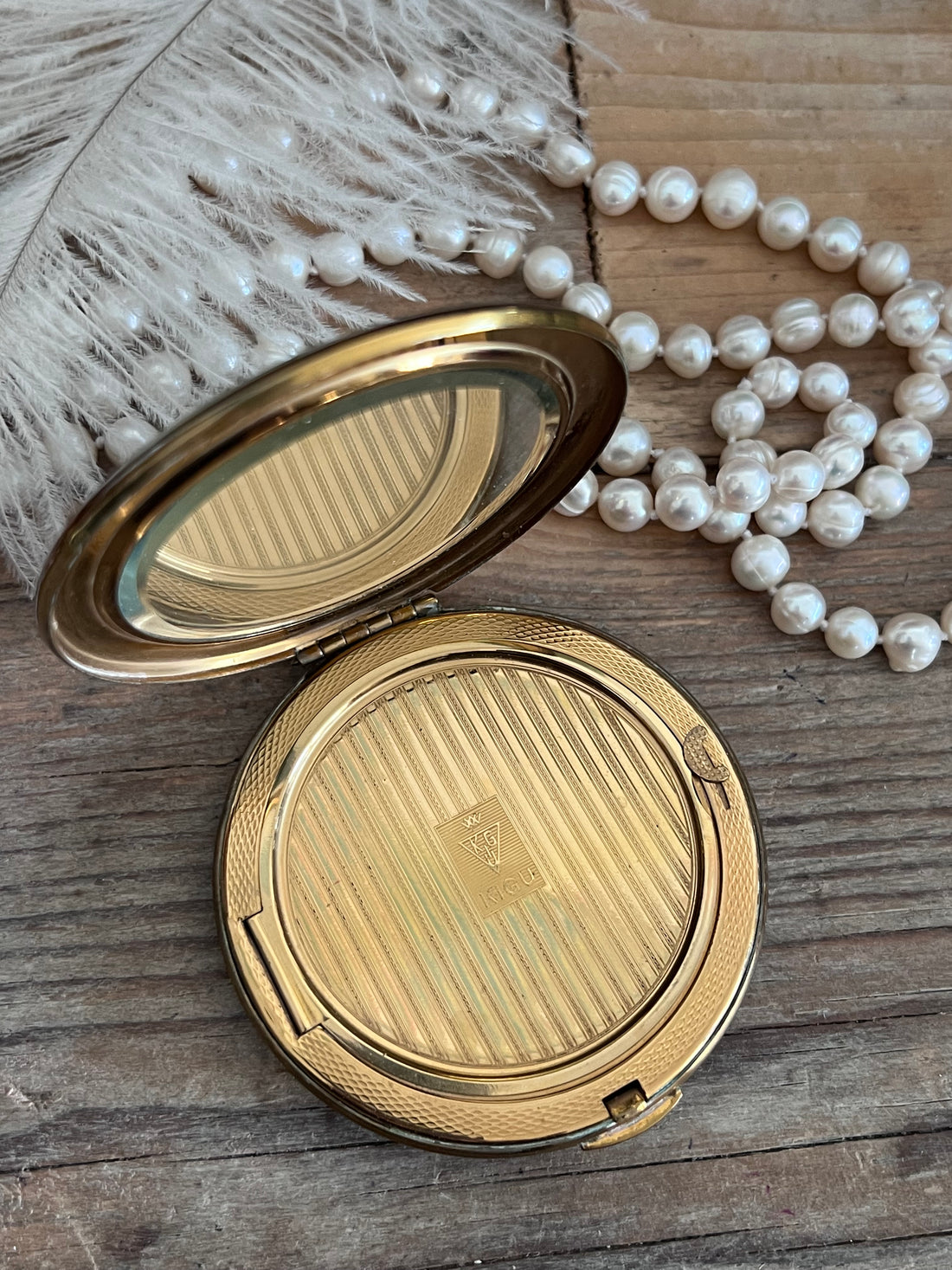 vintage Kigu poederdoos, jaren 50 poederdoos, Kigu make-up doosje, poederdoos met parelmoer, retro poederdoos, vintage cosmetica accessoires, klassieke make-up doos, parelmoer inleg poederdoos, collectible poederdoos, vintage make-updoos jaren 50.