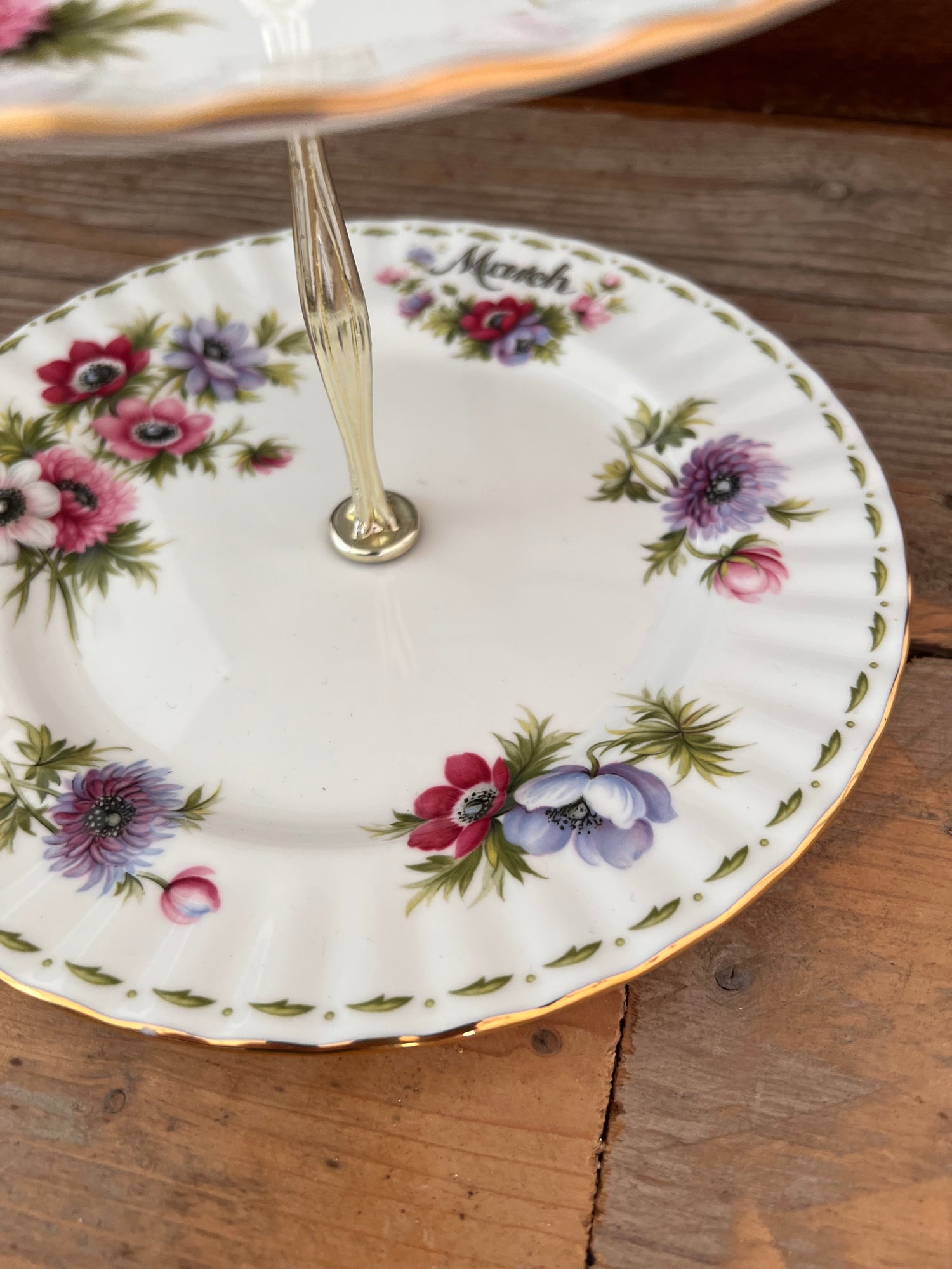 Flowers of the month etagere March Royal Albert servies vintage