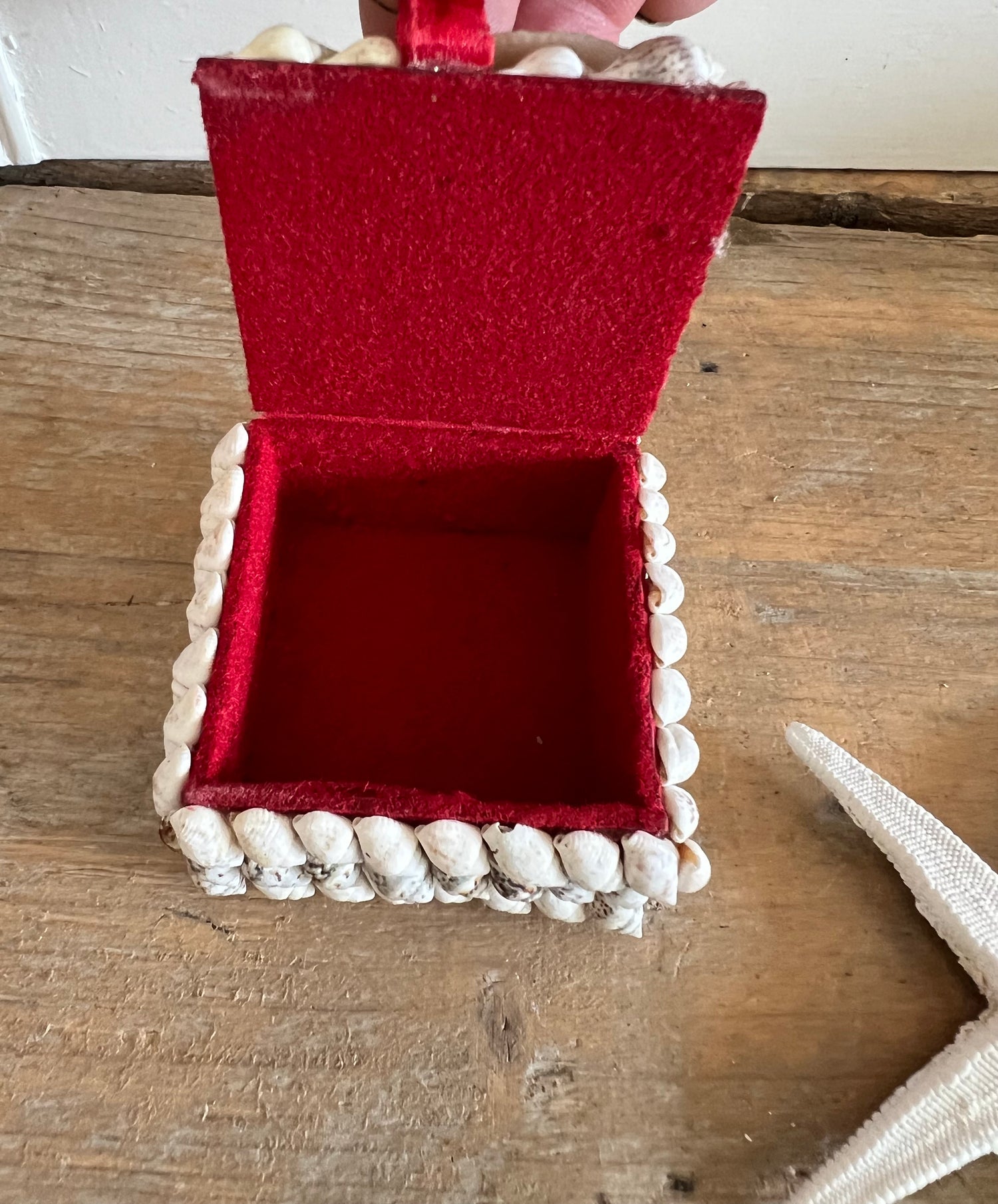 Klein vierkant opbergdoosje met schelpen