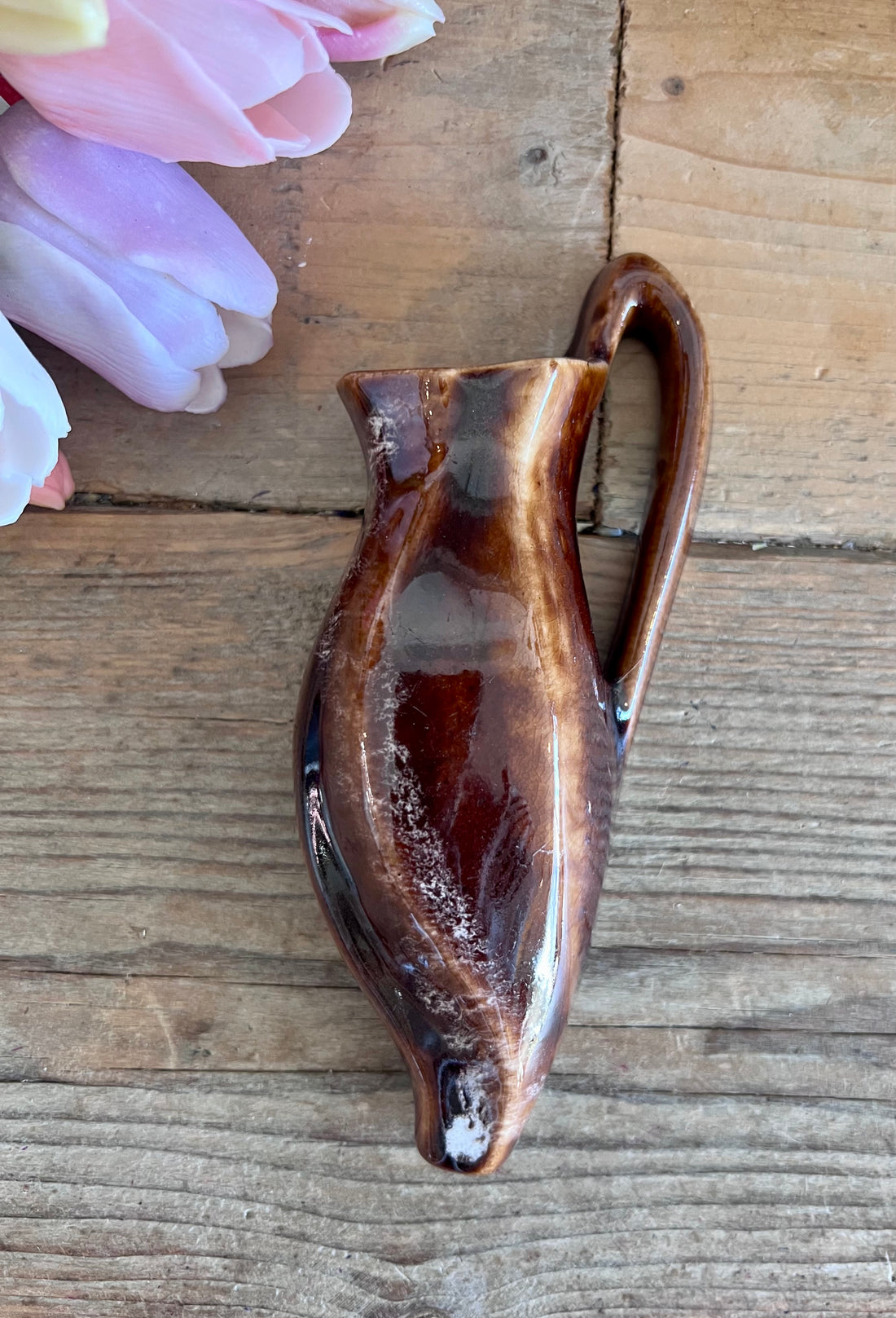 muurvaas, muurvaasje, west germany vaas, muurdecoratie, retro, retro vaalbruin vaasje van aardewerk