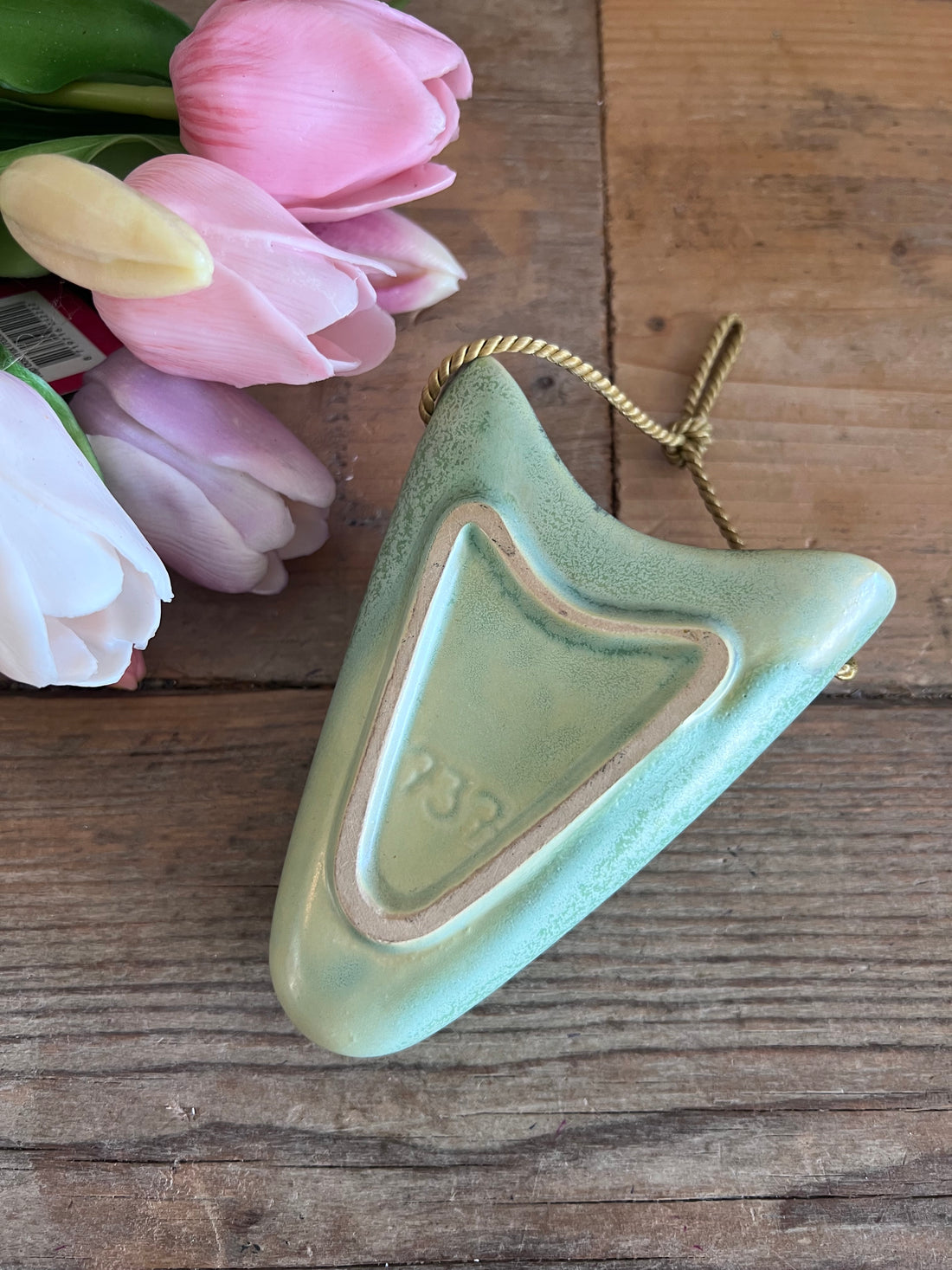 Mintgroen muurvaasje in de vorm van een driehoek, retro muurvaas, retro muurvaasje, west Germany vaasje