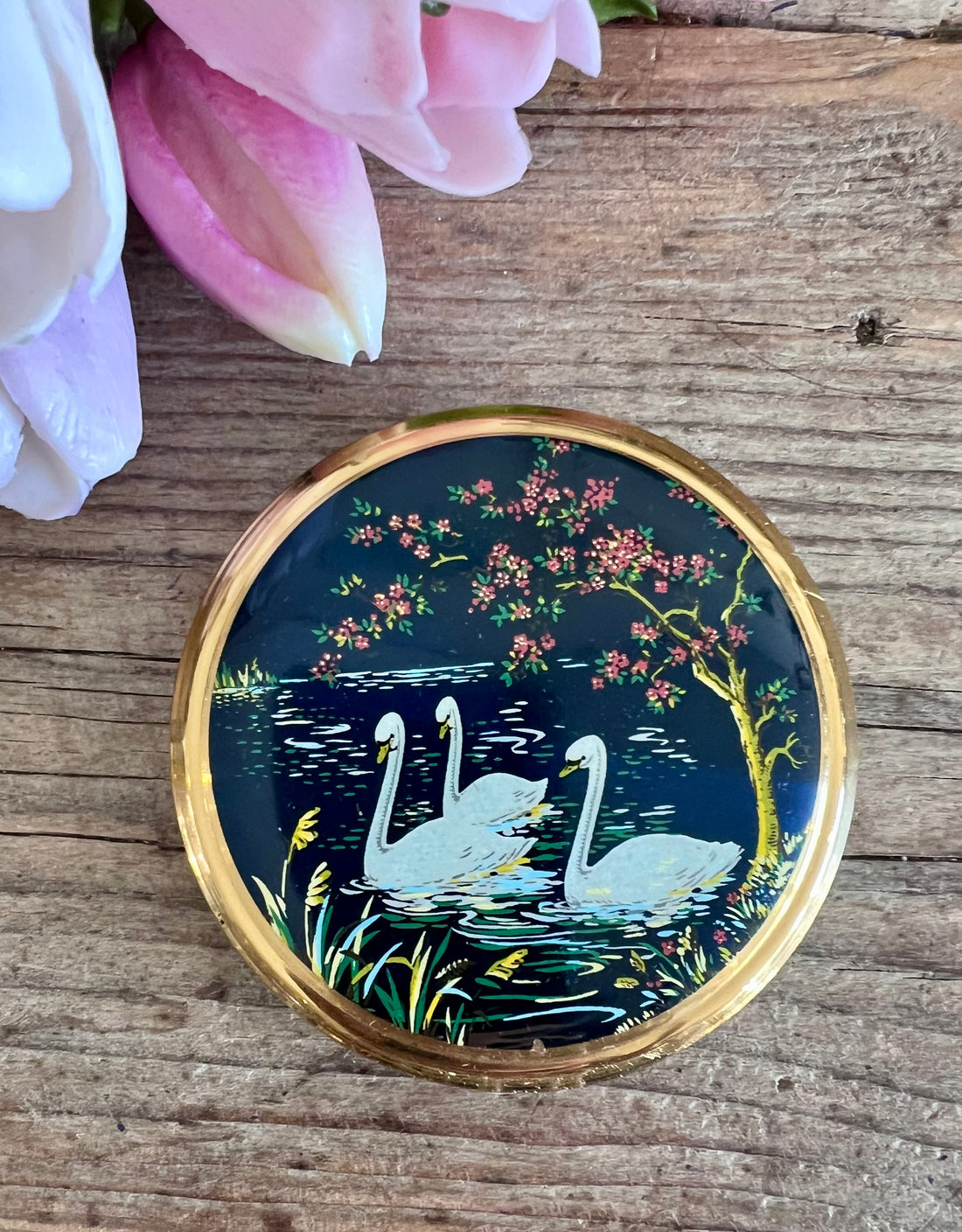 Kigu poederdoos, vintage poederdoos Kigu, poederdoos met zwanen, Kigu make-up doos, retro poederdoos, Kigu beauty accessoire, vintage make-up doos.