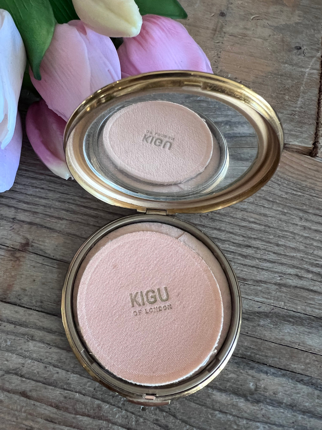 Kigu poederdoos, vintage poederdoos Kigu, poederdoos met zwanen, Kigu make-up doos, retro poederdoos, Kigu beauty accessoire, vintage make-up doos.