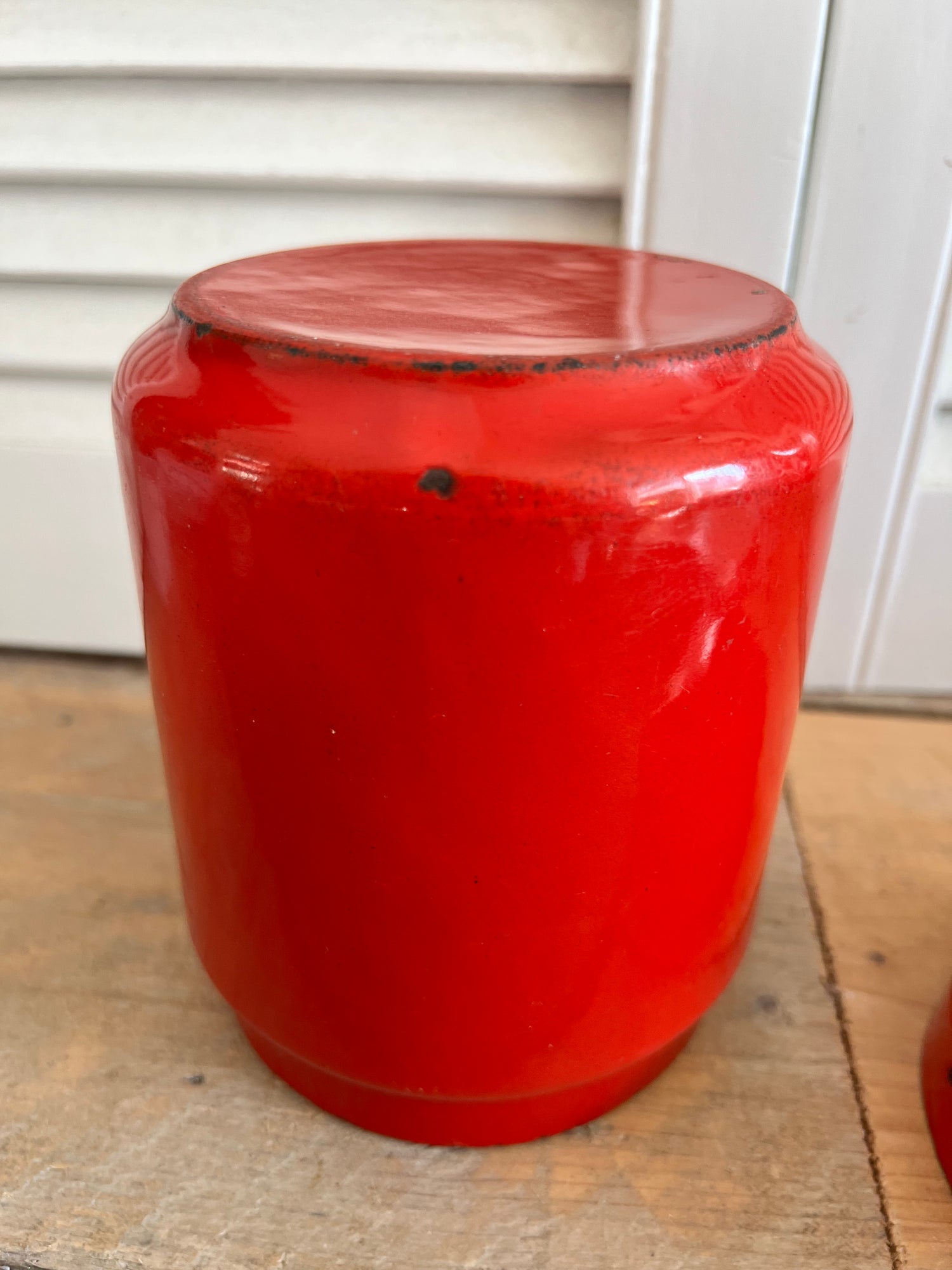 Rood emaille voorraadbus