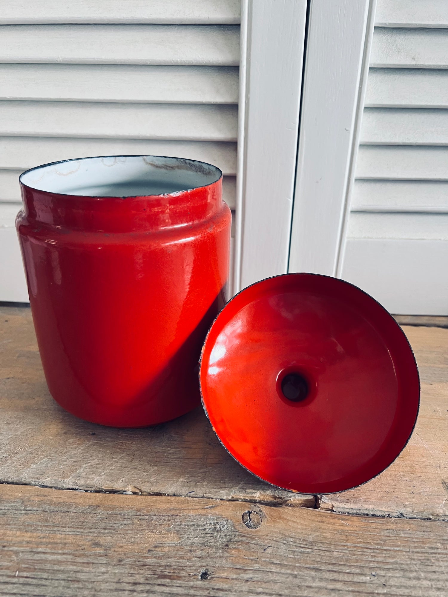 Rood emaille voorraadbus voor koffie
