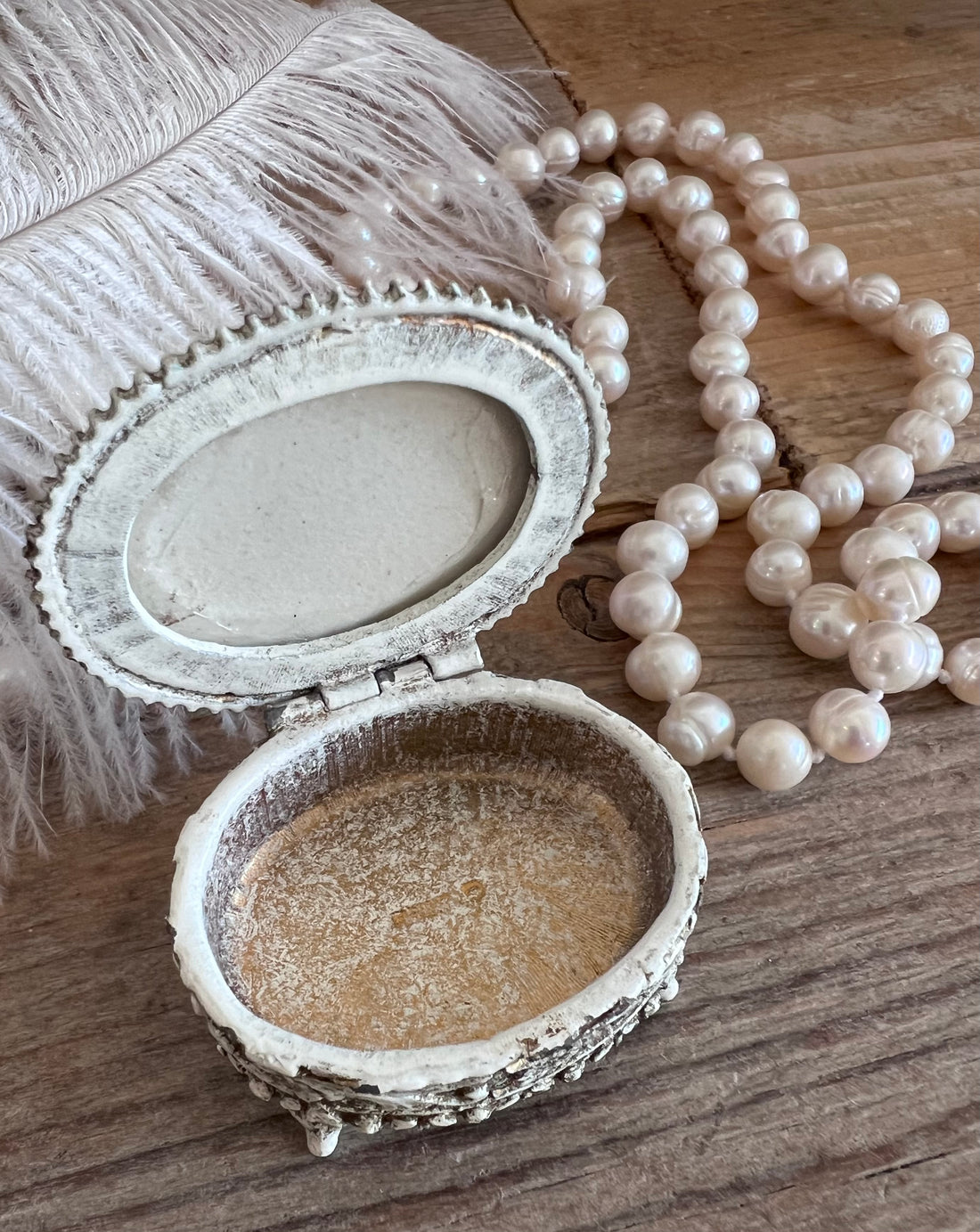 vintage pillendoosje, ovaal pillendoosje, pillendoosje op pootjes, pillendoosje vintage, pillendoosje compact, medicijnendoosje retro, stijlvolle pillendoos, pillendoosje met vakjes, pillendoosje design, pillendoosje voor onderweg