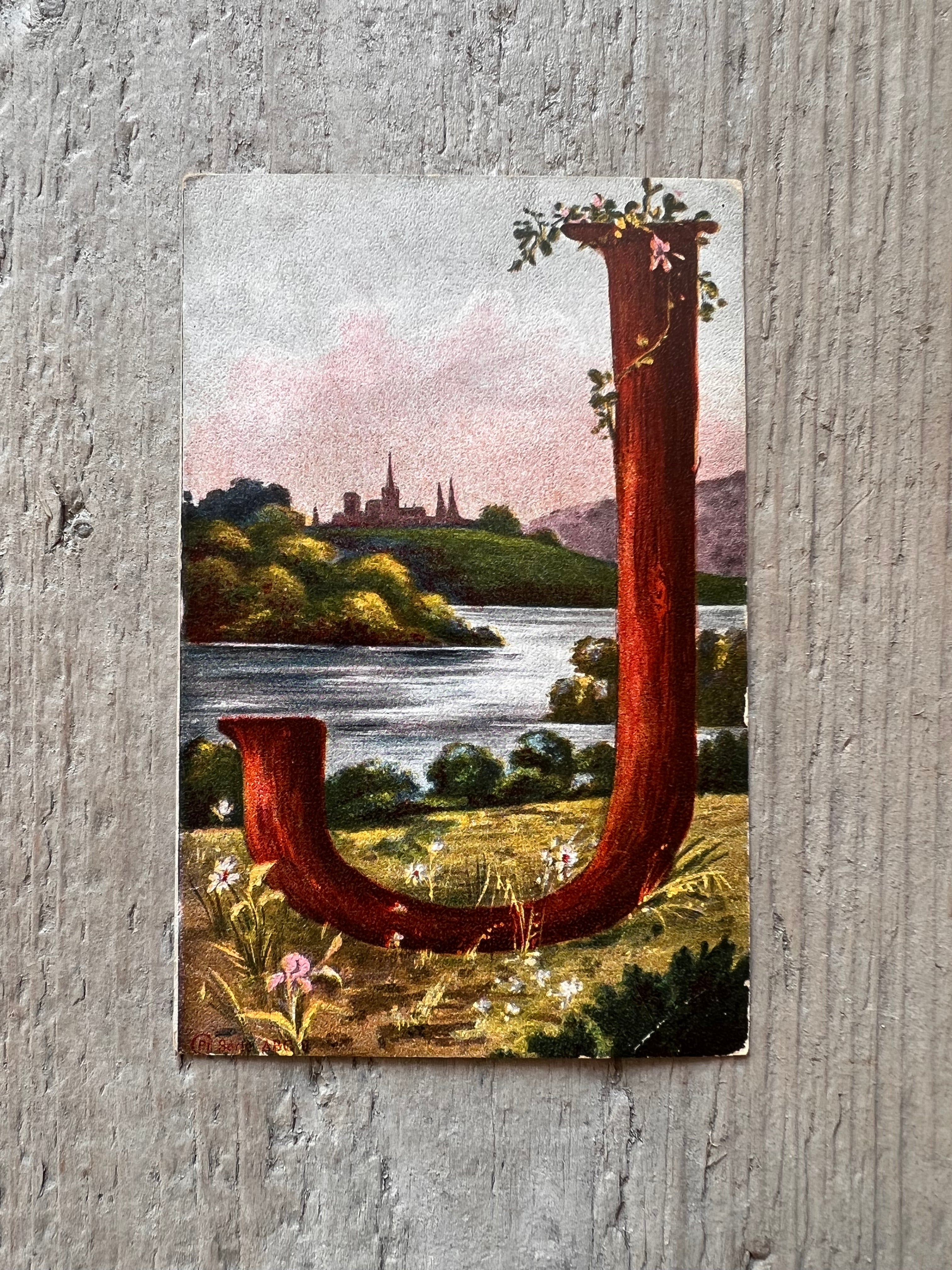 Antieke ansichtkaart met letter J
