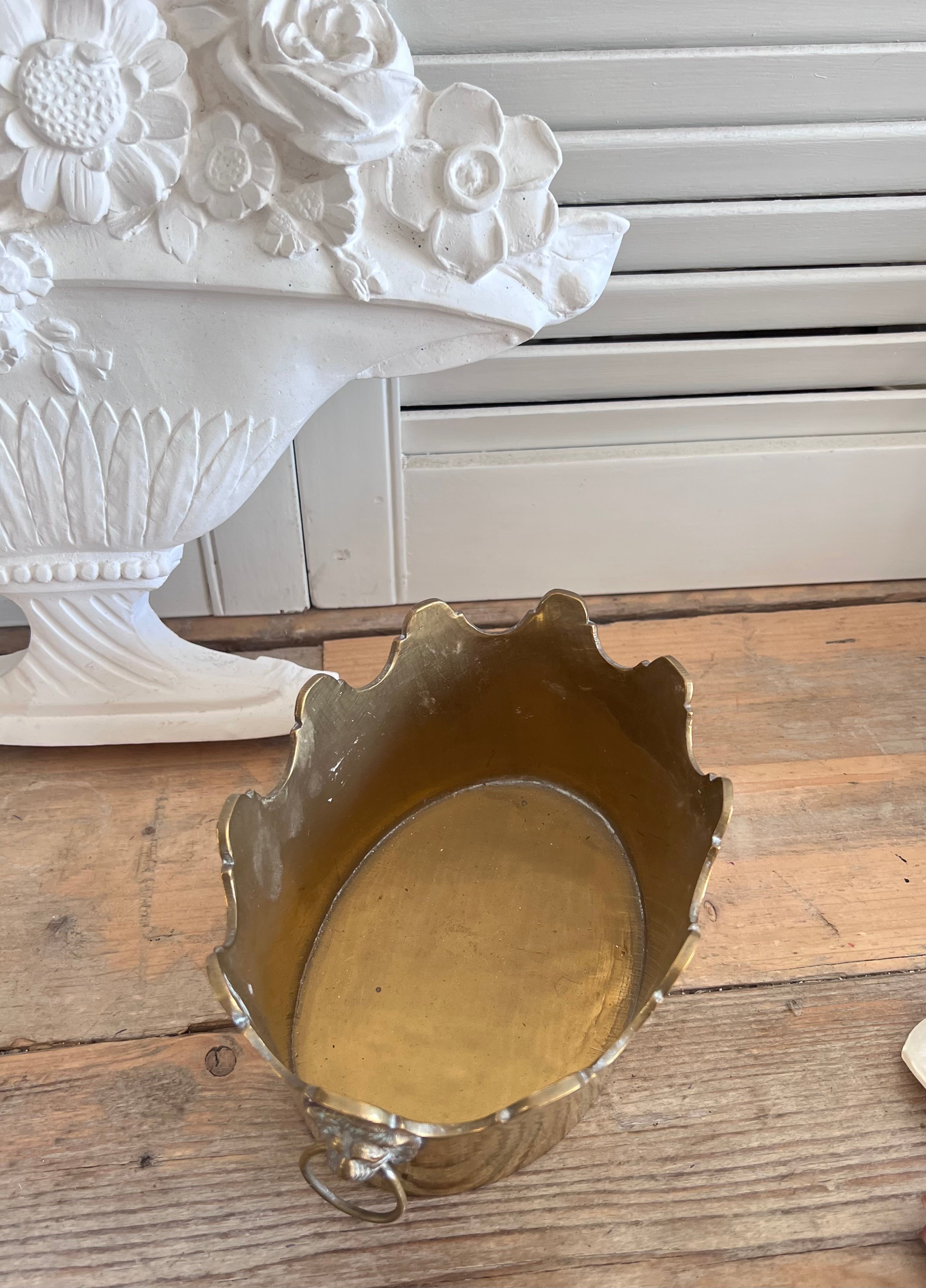 Messing cachepot met leeuwenkopringen