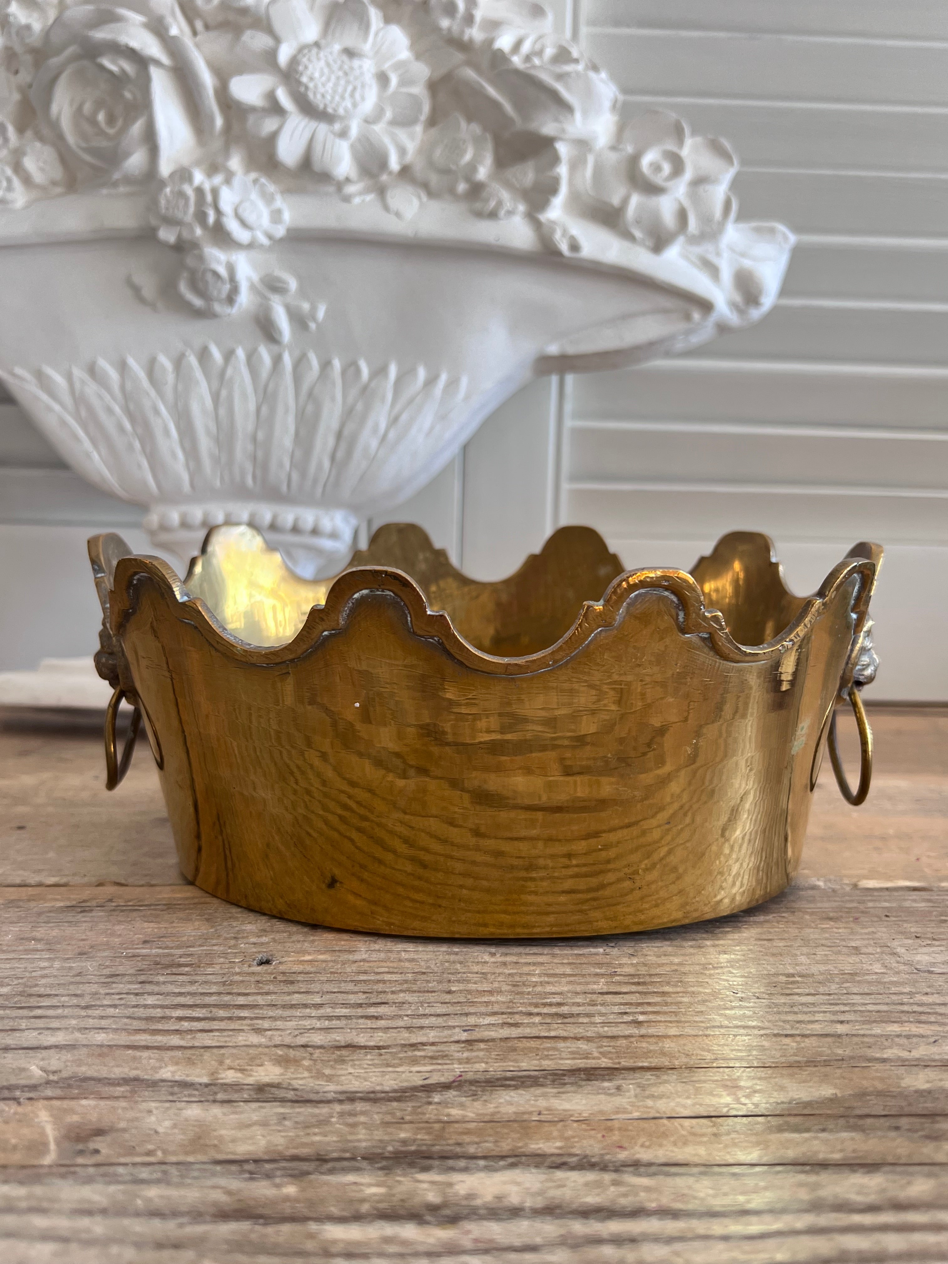 Messing cachepot met leeuwenkopringen