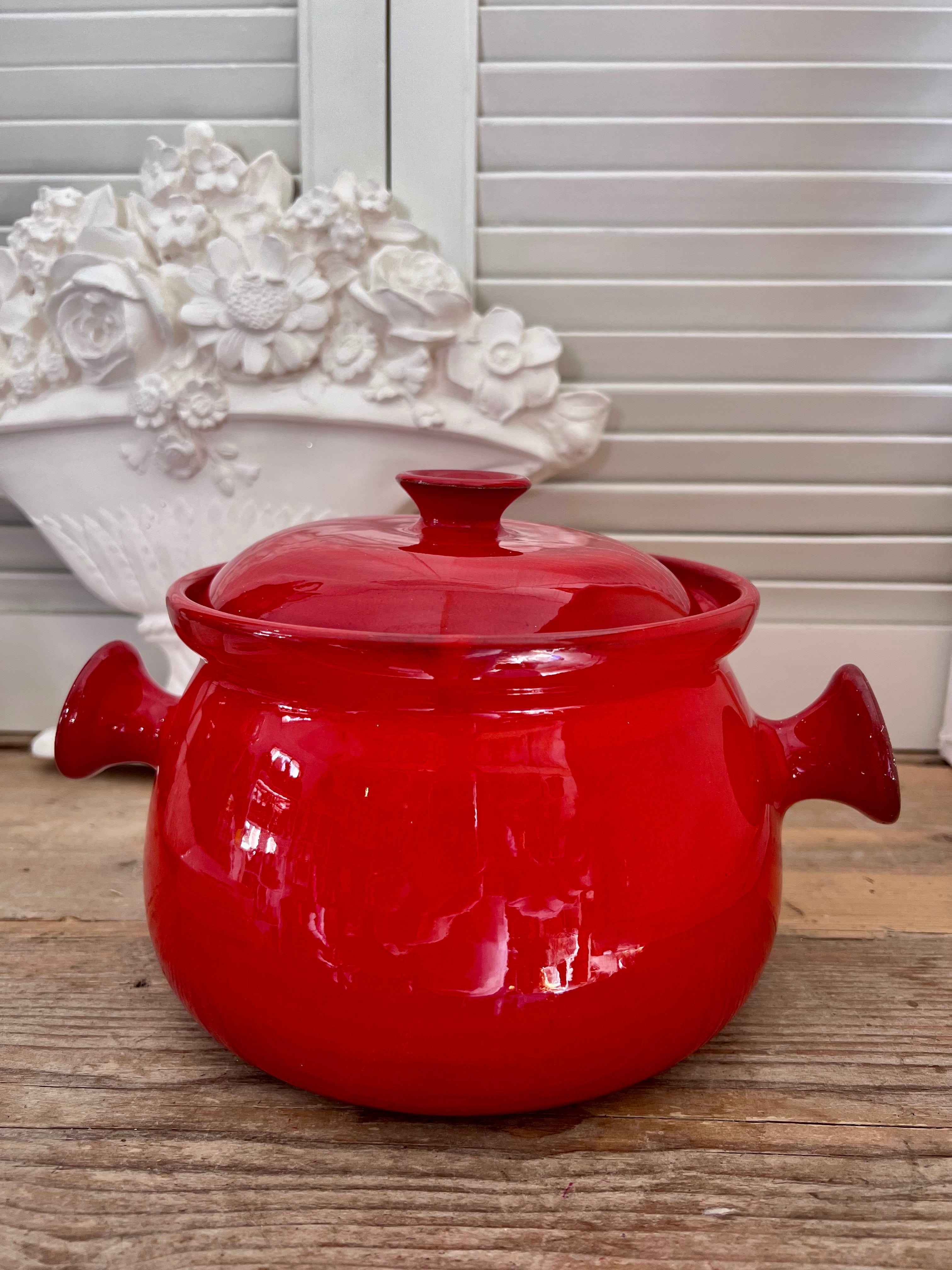 kersenrode casserole pot, Vulcain pot vintage, Franse casserole, vintage keukengerei Frankrijk, authentieke Franse kookpot, kersenrode stoofpot, brocante keukenspullen, Vulcain kookgerei