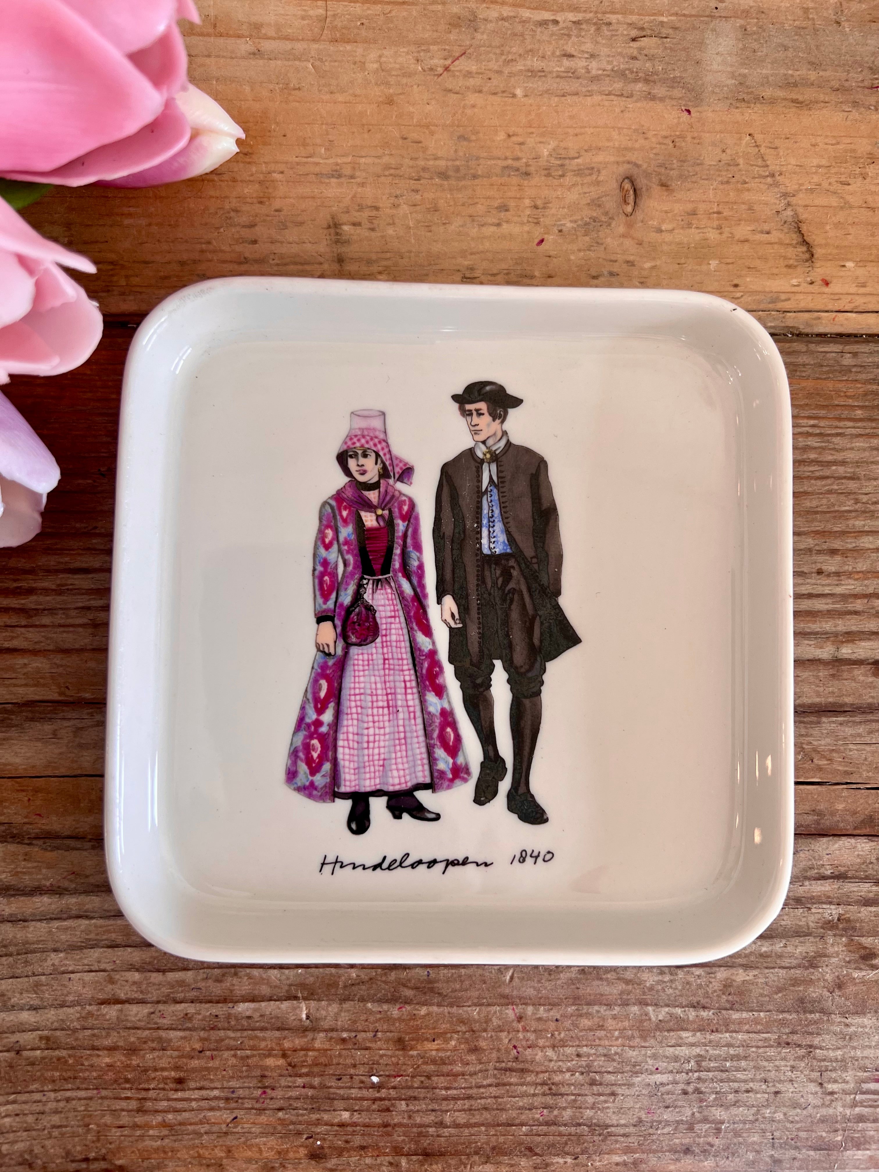 serveerschaaltje Hollandse klederdracht, Villeroy Boch porselein, Dutch traditional porcelain, Hindeloopen 1860 klederdracht servies, Holland souvenir porselein, serveerschaal porselein, unieke serveerschaaltjes, decoratief porselein, vintage Villeroy Boch collectables