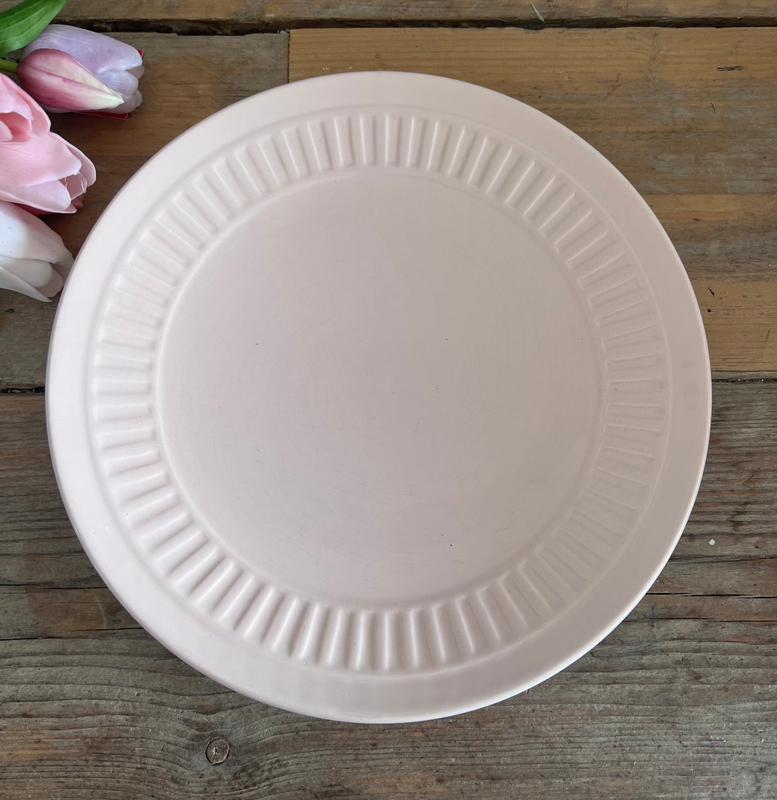 Delfts roze serveerbord, authentiek Delfts bord, vintage Delfts aardewerk, Nederlands aardewerk, Delfts blauw alternatief, traditioneel serveerbord, vintage servies, Delfts aardewerk kopen.