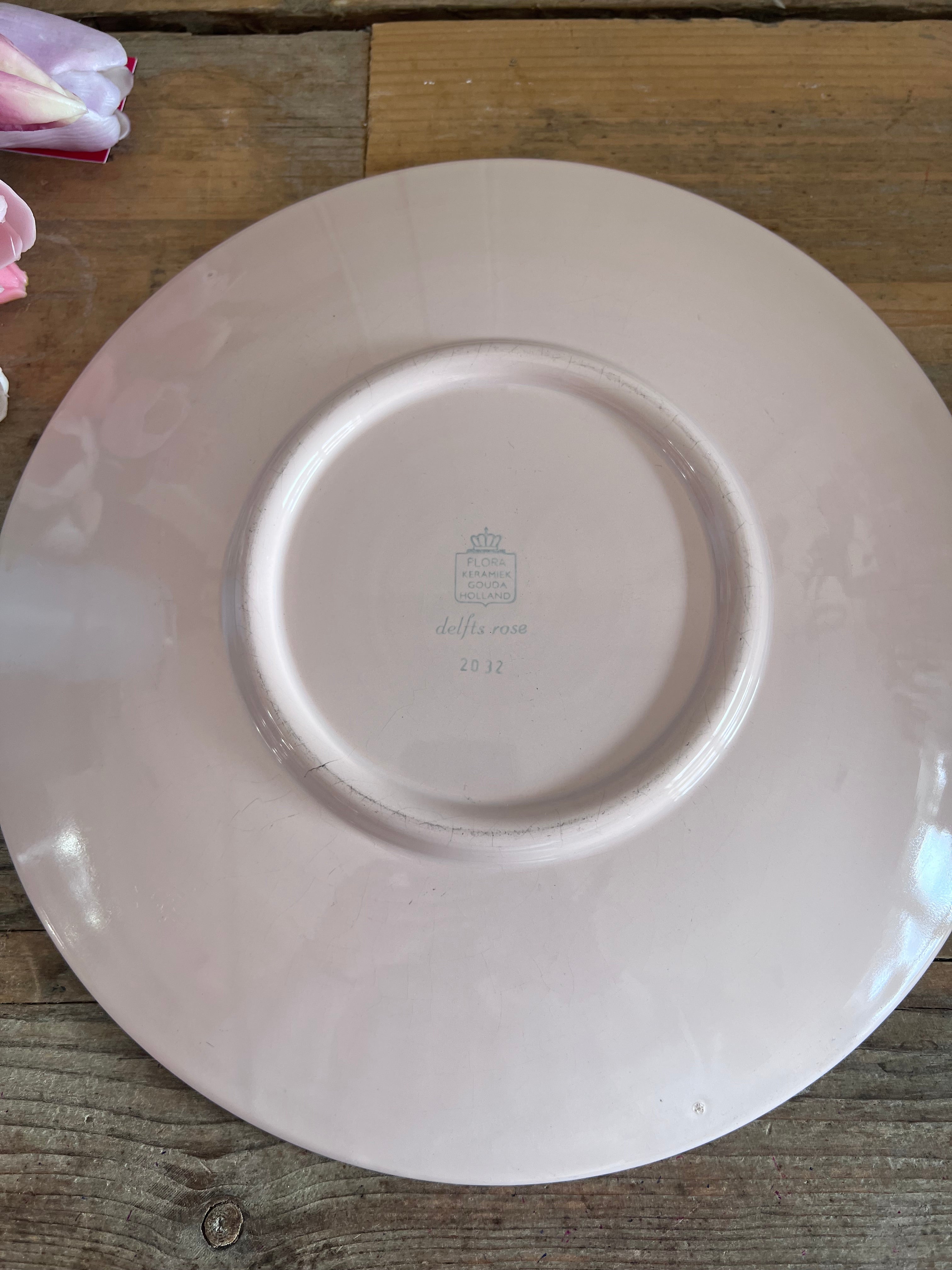 Delfts roze serveerbord, authentiek Delfts bord, vintage Delfts aardewerk, Nederlands aardewerk, Delfts blauw alternatief, traditioneel serveerbord, vintage servies, Delfts aardewerk kopen.