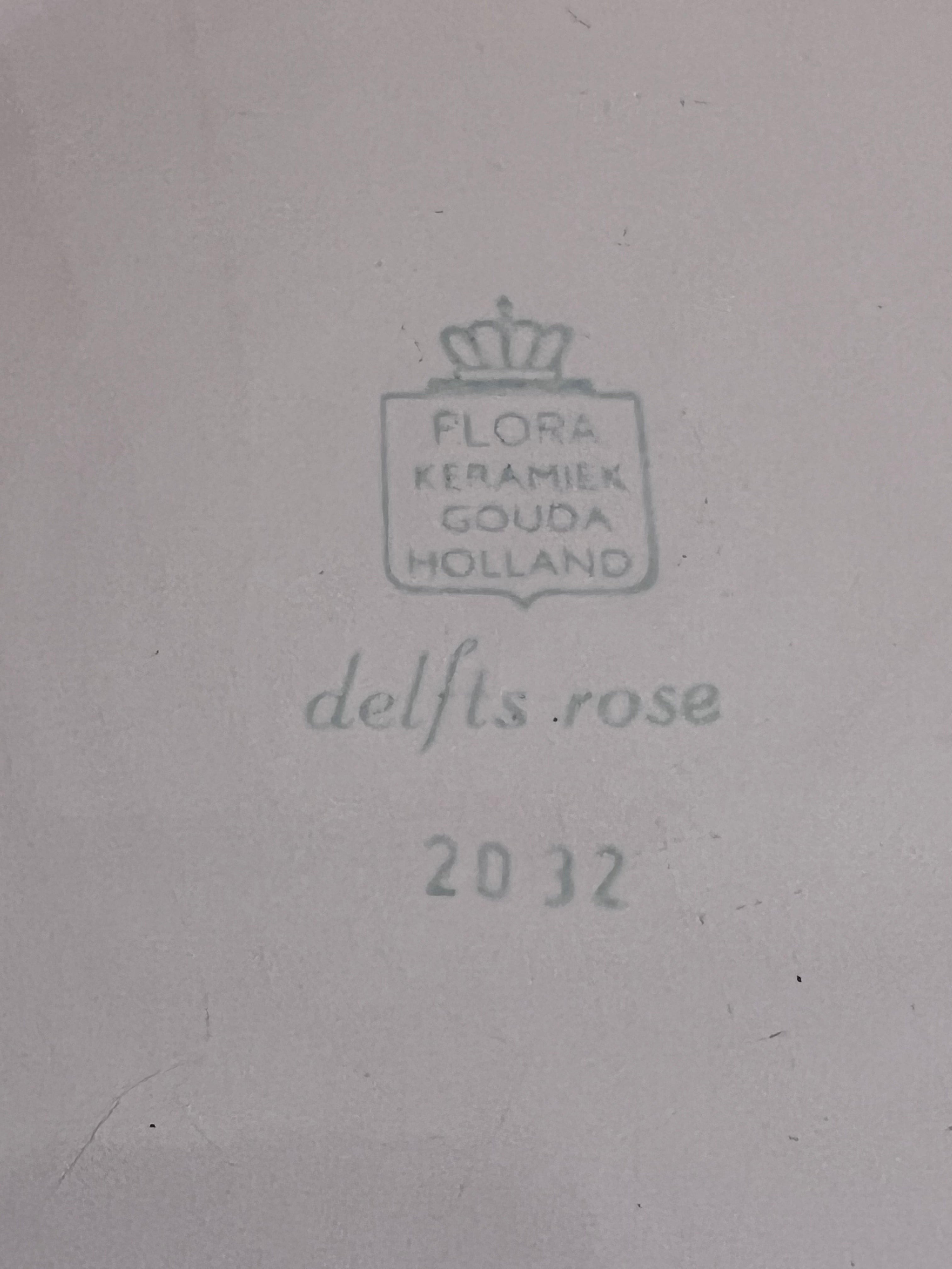 Delfts roze serveerbord, authentiek Delfts bord, vintage Delfts aardewerk, Nederlands aardewerk, Delfts blauw alternatief, traditioneel serveerbord, vintage servies, Delfts aardewerk kopen.
Flora keramiek gouda