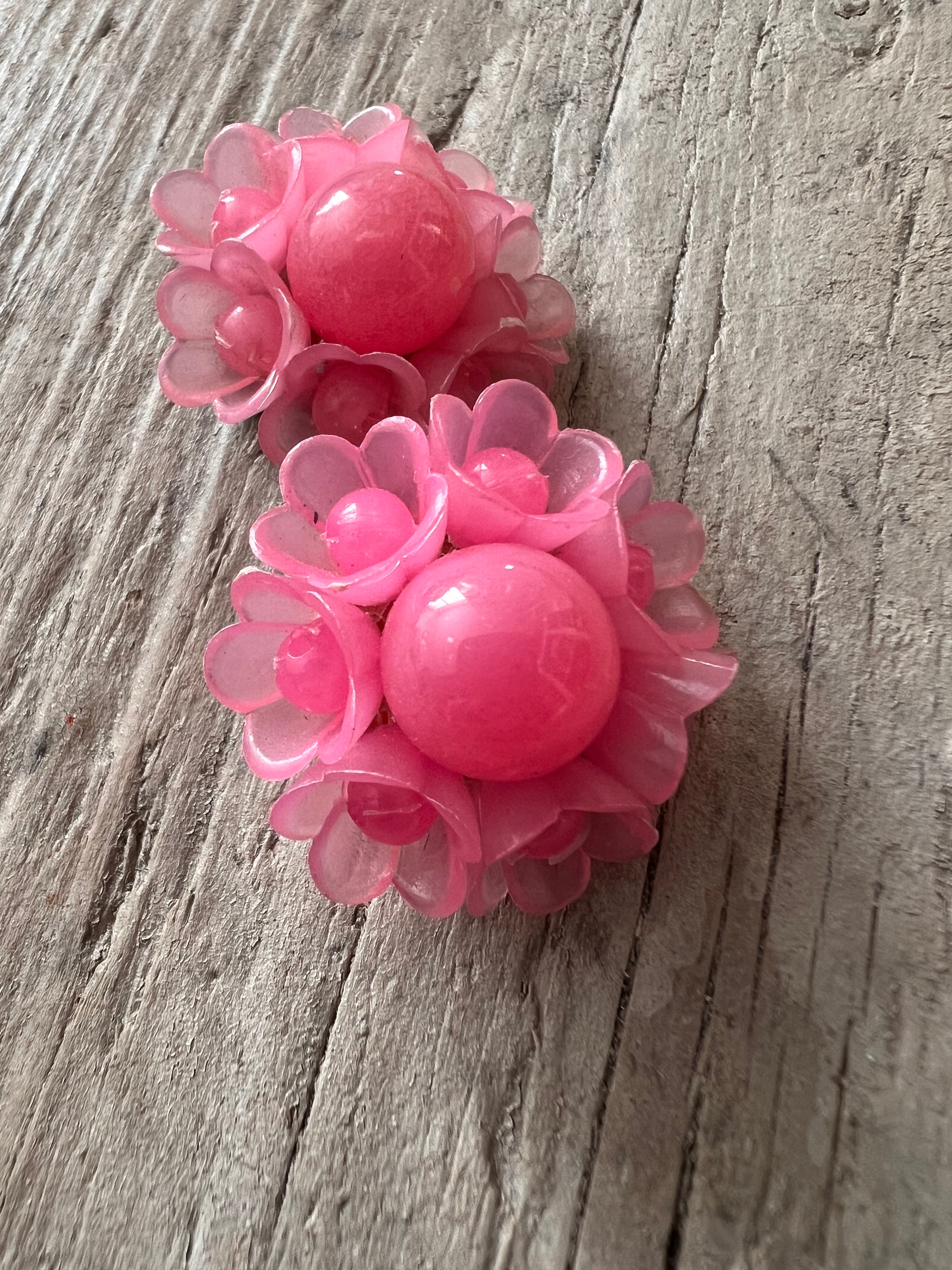 Bloem oorclips jaren 60 roze