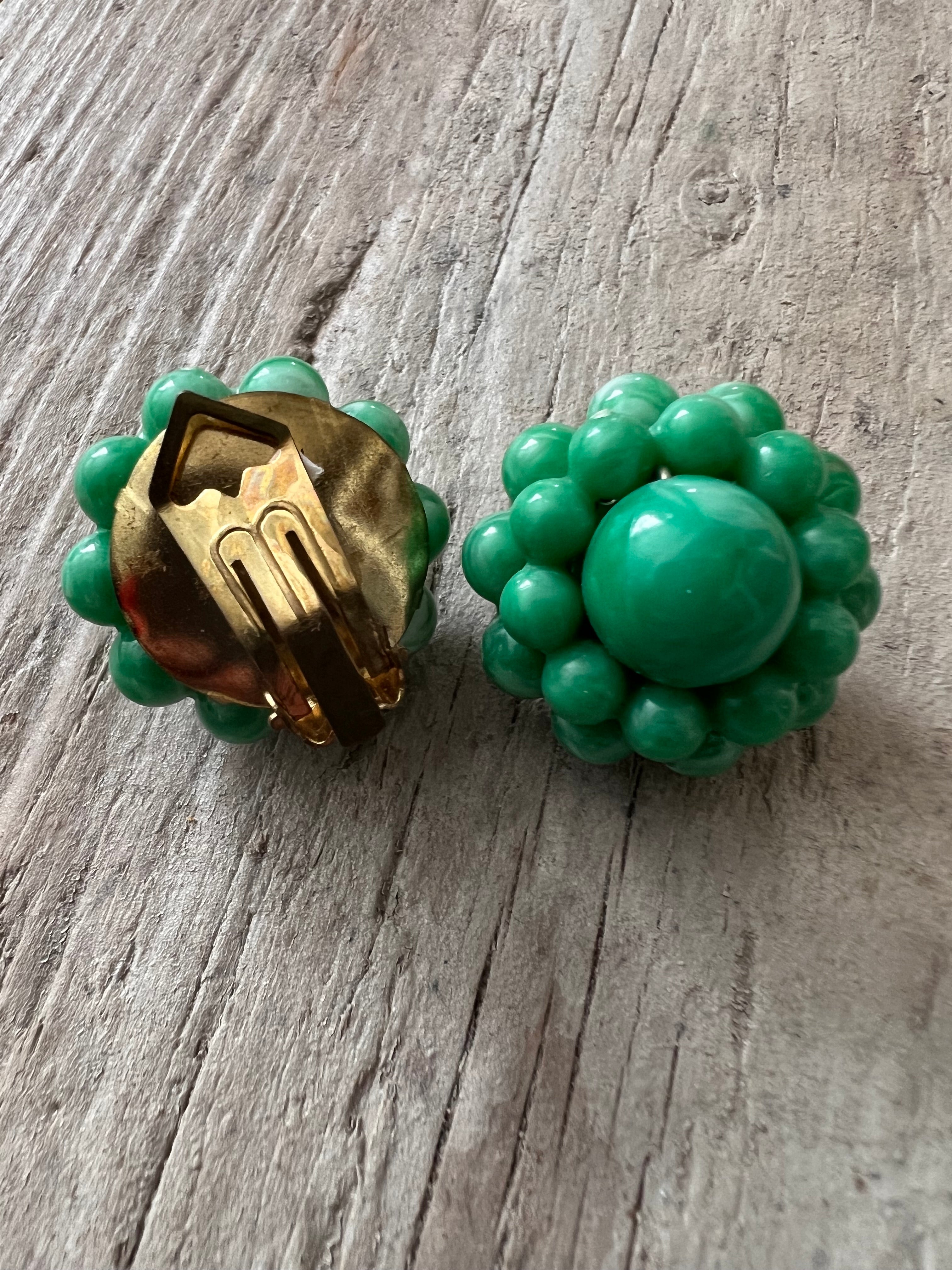 Retro flower earclips green