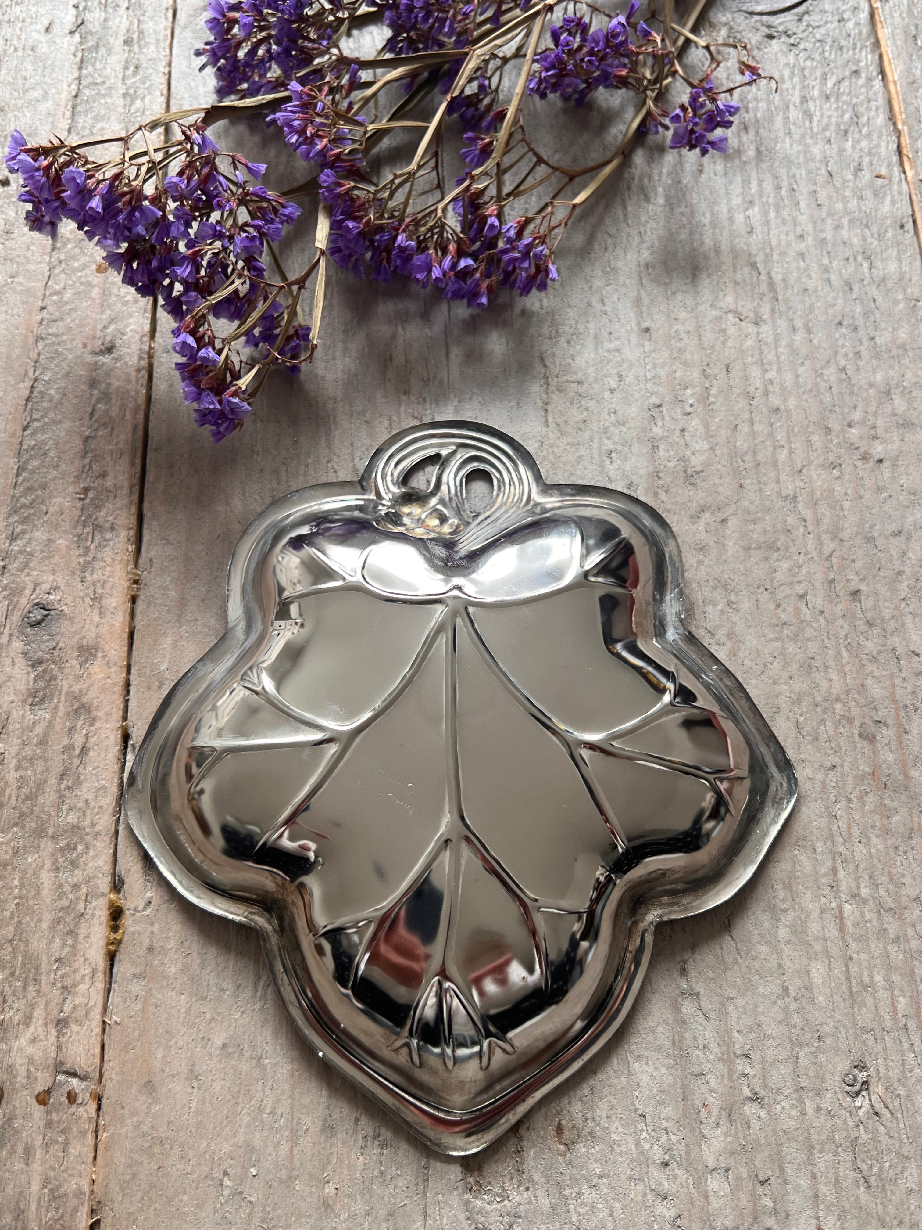 Large ivy leaf serving dish