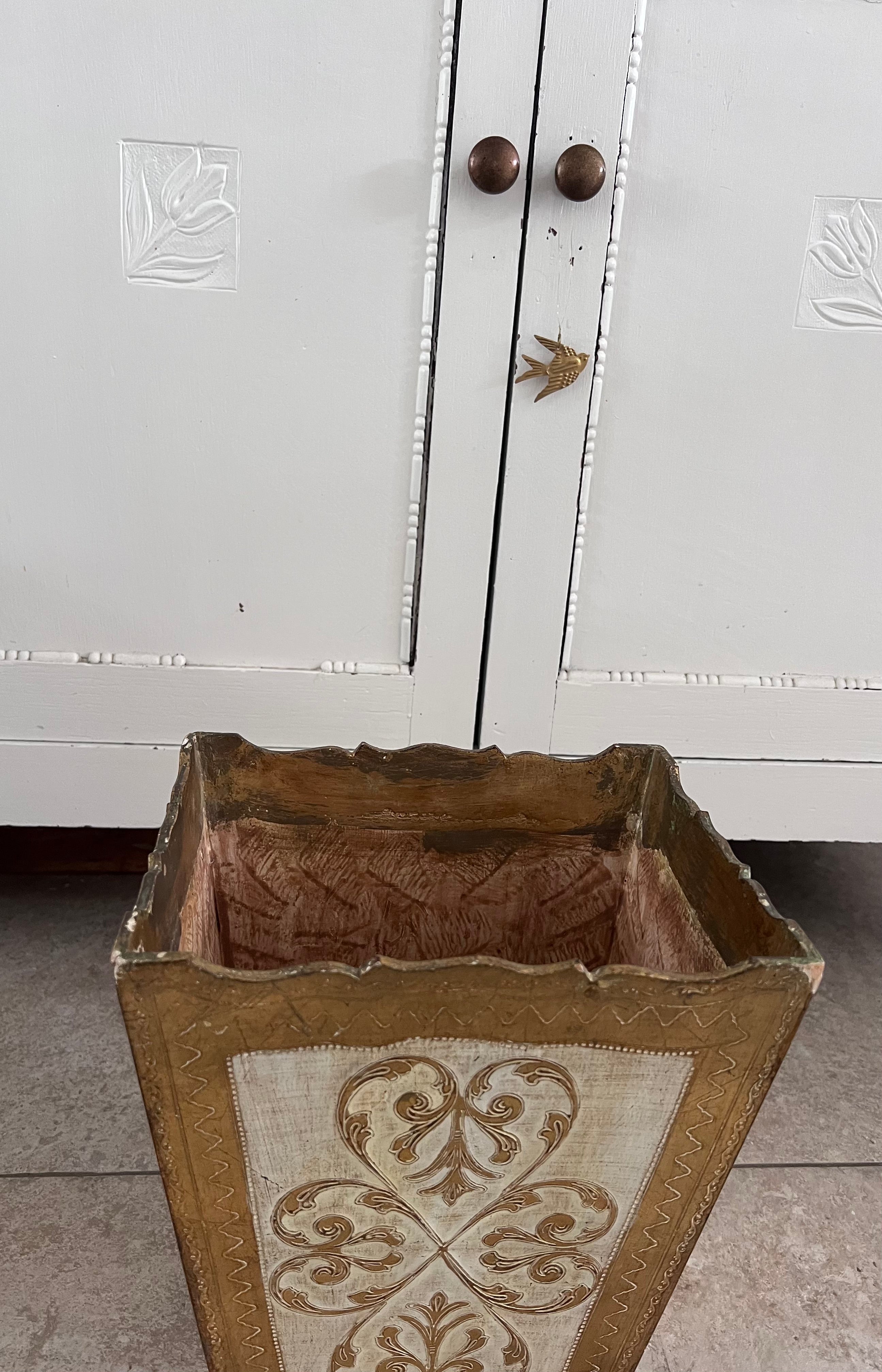 Florentijnse prullenbak, goud/beige prullenbak, jaren 50 prullenbak, vintage prullenbak, retro afvalbak, vintage afvalbak, stijlvolle prullenbak, retro interieuraccessoires, afvalbak voor woonkamer, decoratieve prullenbak.