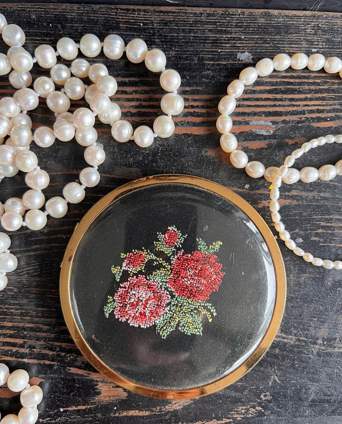 Vintage poederdoos petit point
