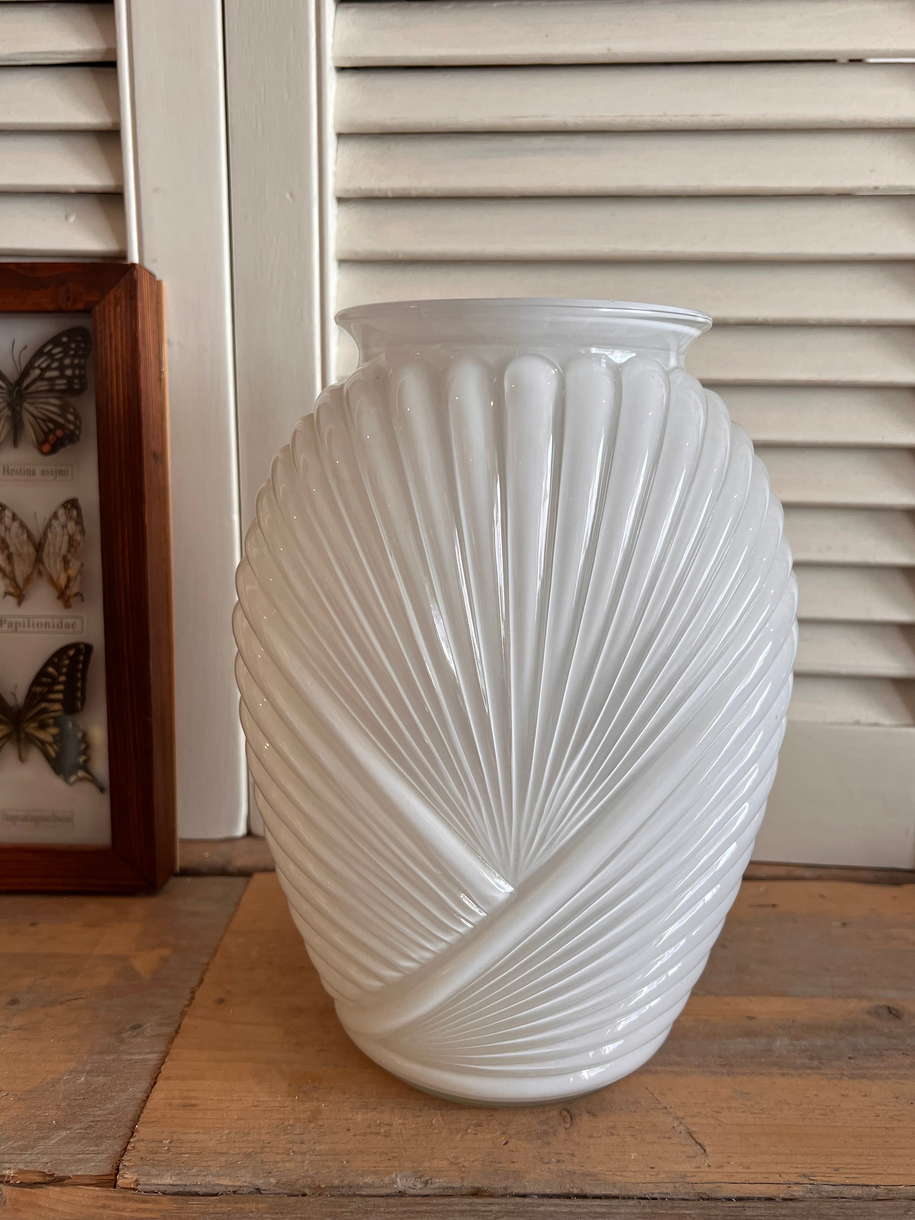 Art Deco Revival Anchor Hocking Shell vaas