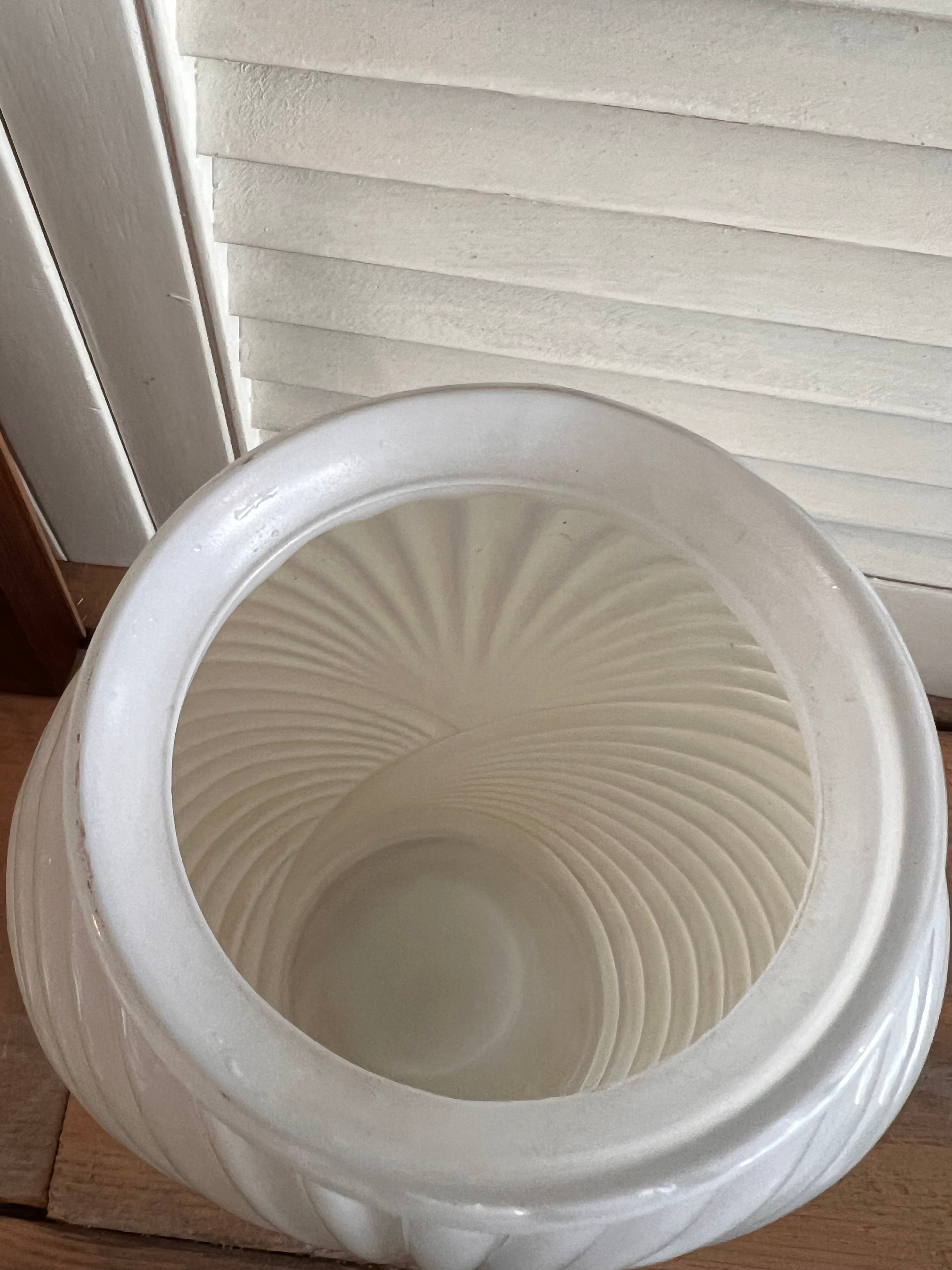 Art Deco Revival Anchor Hocking Shell vaas