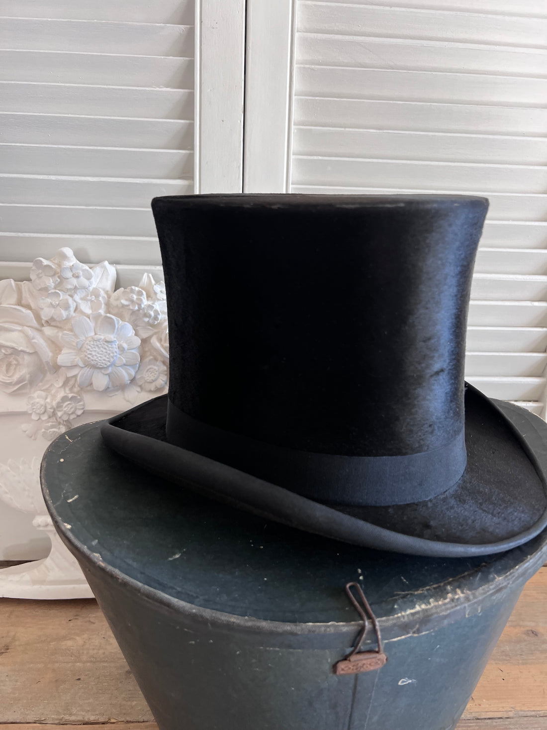 antieke hoge hoed, vintage hoge hoed, klassieke hoge hoed, hoge hoed in bewaardoos, antieke hoeden kopen, retro hoge hoeden, historisch hoofddeksel, bewaardoos hoge hoed, decoratieve vintage hoed