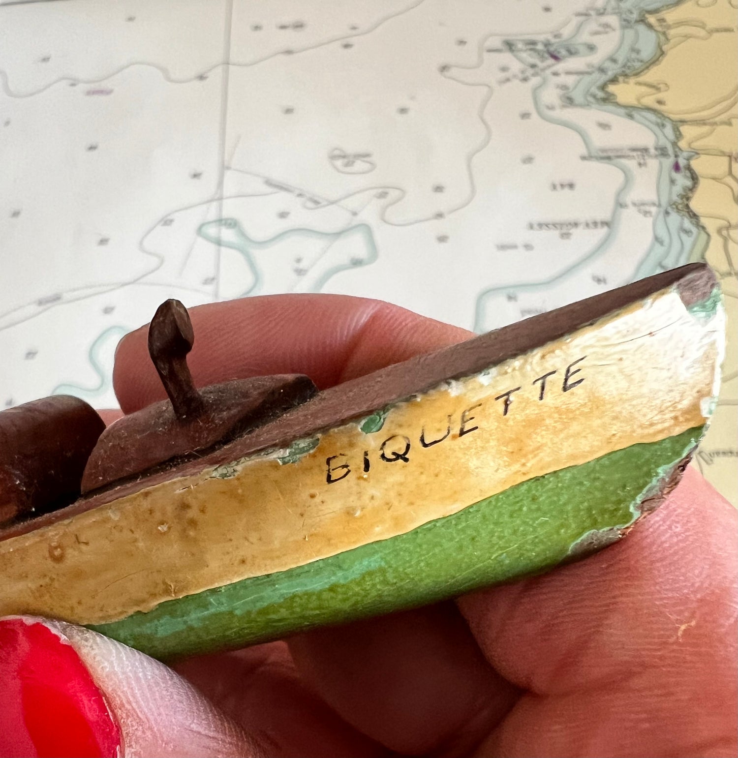 Bretons speelgoedbootje voor letterbak