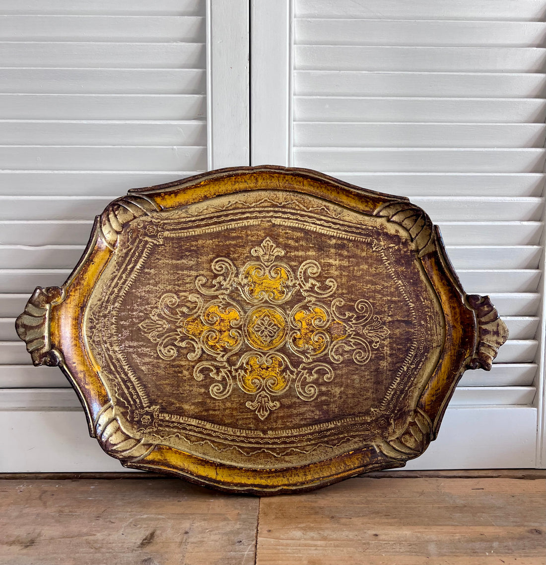 Florentijns dienblad geel, vrolijk geel dienblad, decoratief dienblad, stylish serveerblad, geel serveerplat, Frans-Italiaans design dienblad, duurzaam keukenaccessoire, tafeldecoratie geel, kleurrijk dienblad kopen, feestelijk dienblad geel.