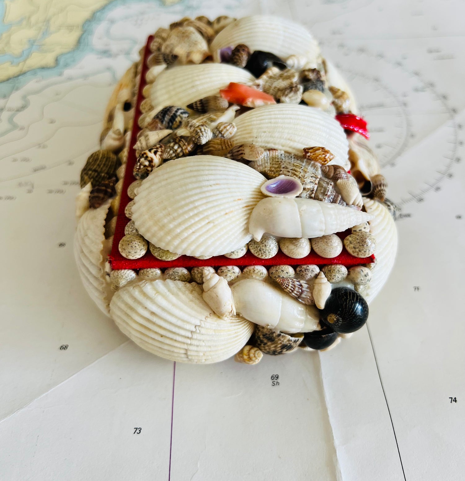 Vintage opbergdoosje met schelpen uit Frankrijk