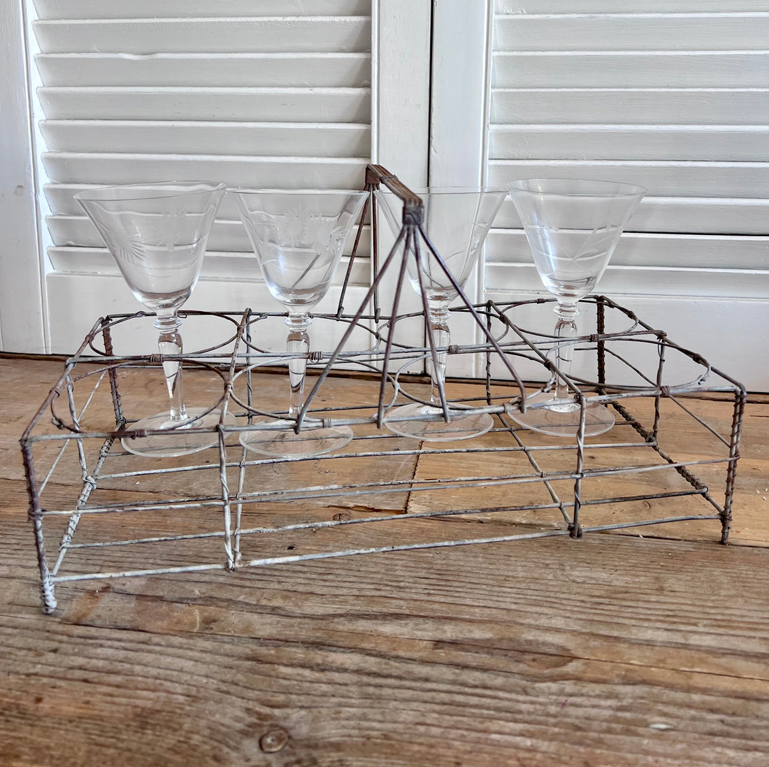Fil de Fer glazenrekje uit Frankrijk - stijlvol en speels voor glazen of bloemen