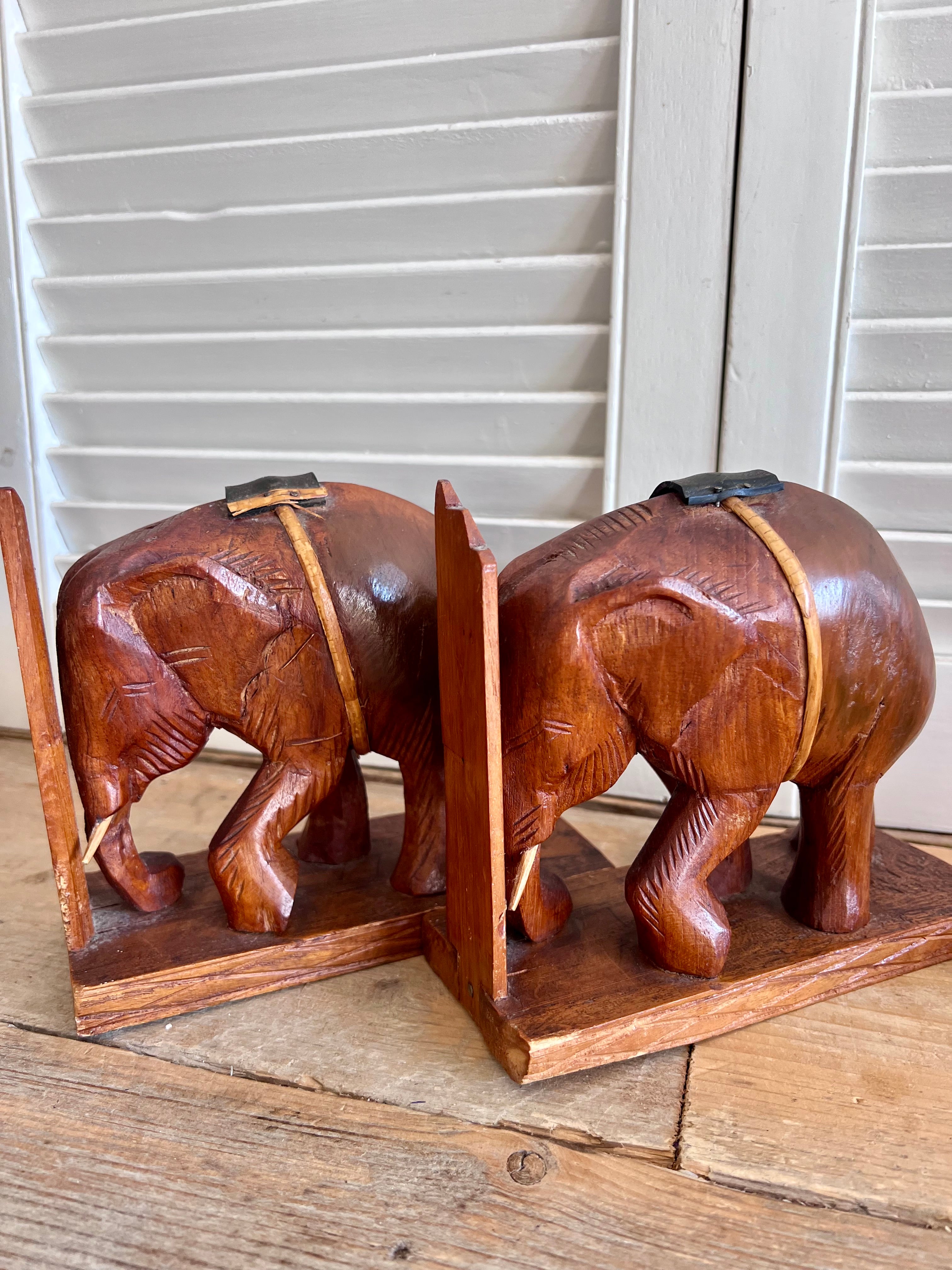 Vintage boekensteunen van hout met olifanten