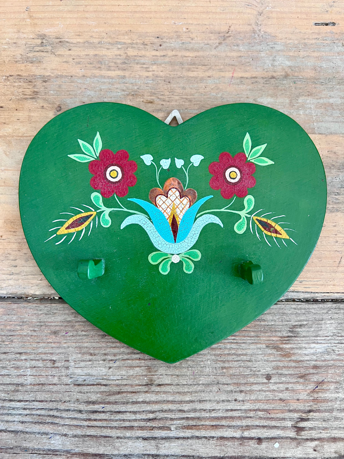 Houten folklore rekje in de vorm van een hart