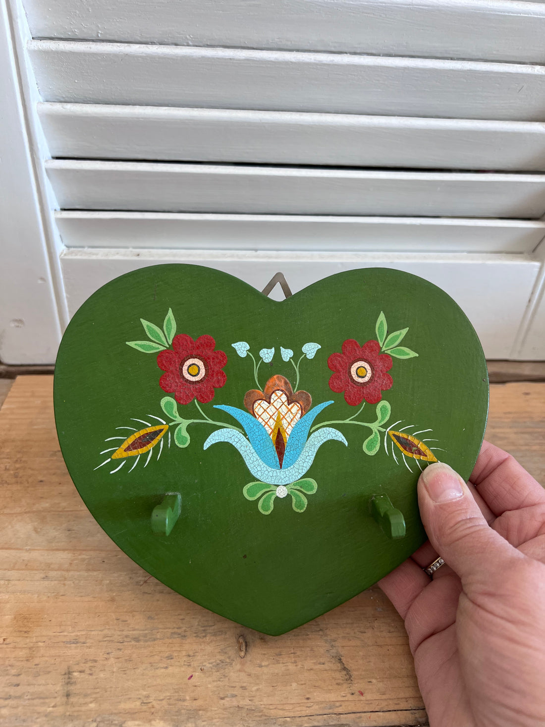 Houten folklore rekje in de vorm van een hart