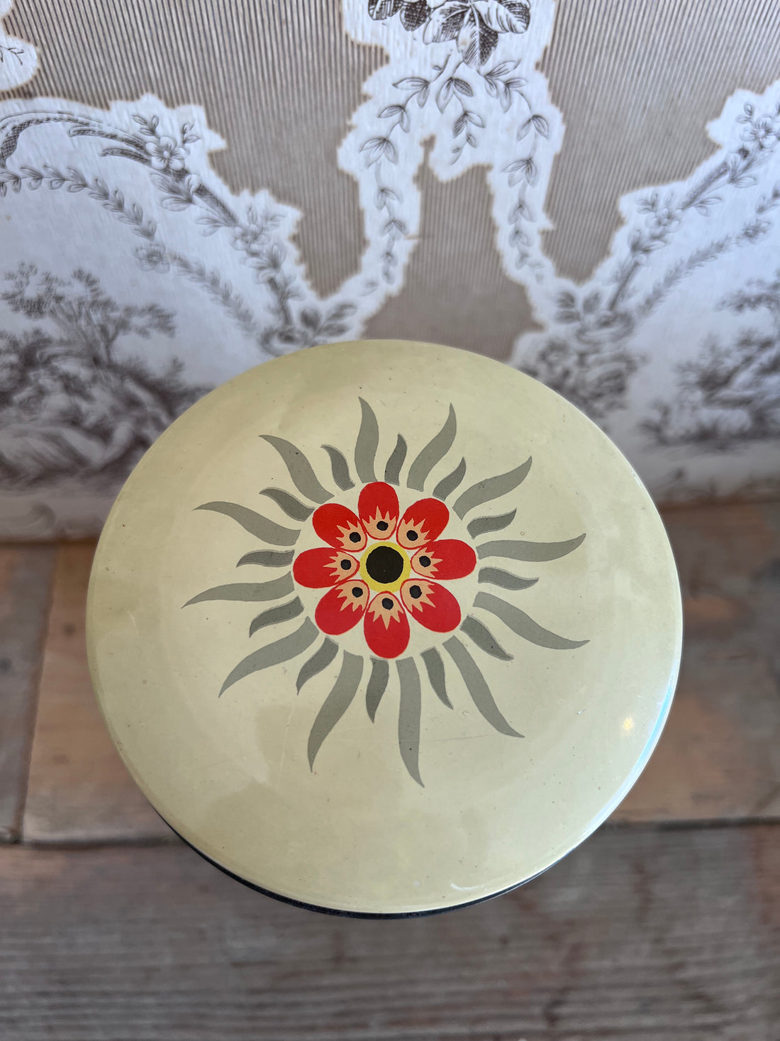 Jaren 60 Verkade beschuitbus, vintage Verkade beschuitbus, Verkade beschuitbus met bloemen, retro keukendecoratie, vintage keukenaccessoires, Verkade memorabilia, jaren 60 retro decor, vintage beschuitbus.