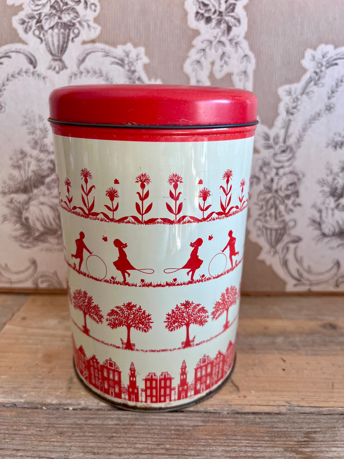 Tomado voorraadbus, vintage voorraadbus, voorraadbus rood beige, Tomado voorraadbus met kinderen, retro voorraadbus, voorraadbus keuken, lucht- en vochtdichte voorraadbus, decoratieve voorraadbus.