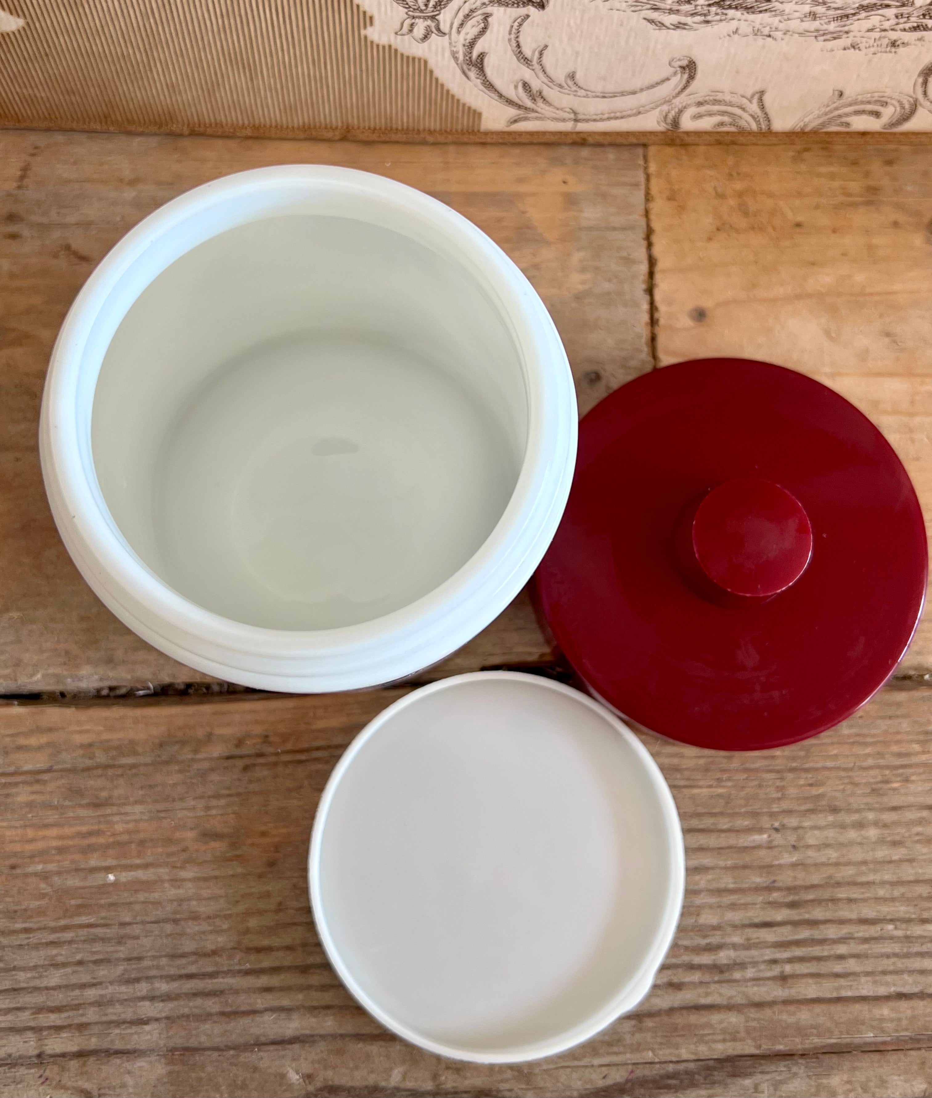 Jaren 70 voorraadpot, Douwe Egberts mocca pot, vintage voorraadpot, opaline glas voorraadpot, jaren 70 keukenaccessoire, retro voorraadpot, melanine deksel pot, vintage koffiepot, zeedieren opdruk voorraadpot, nostalgische voorraadpot.