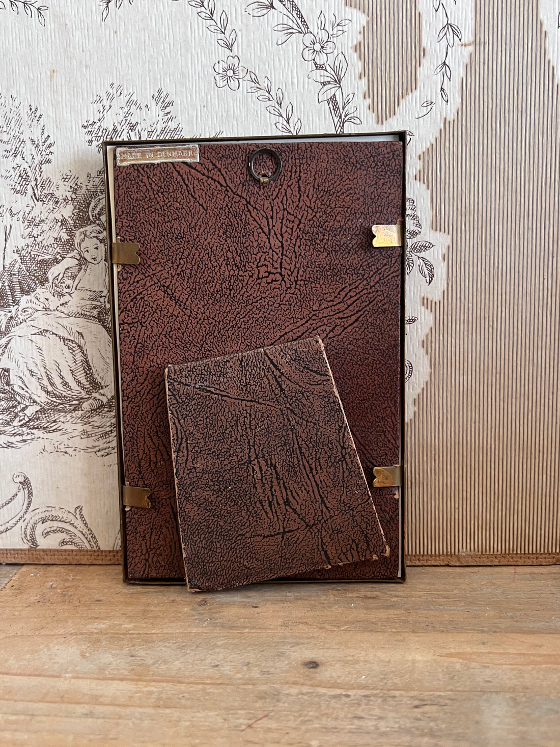 - vintage fotolijst
- vintage fotolijst bronskleurig
- bronskleurige fotolijst
- botanische afbeelding
- fotolijst met botanische afbeelding
- oranje lelie afbeelding
- vintage interieurdecoratie
- retro fotolijst
