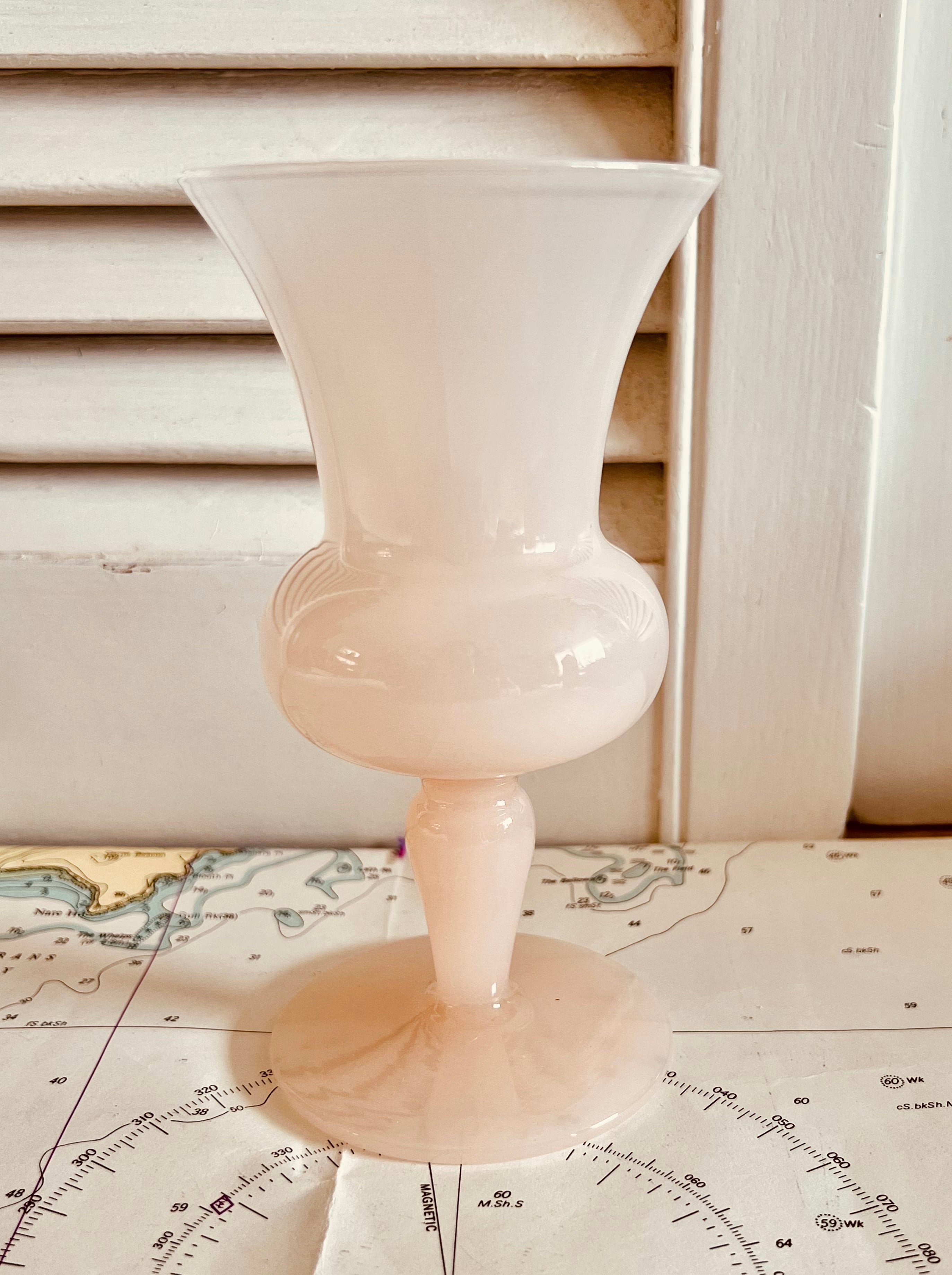 Zalmroze opaline vaasje Frankrijk