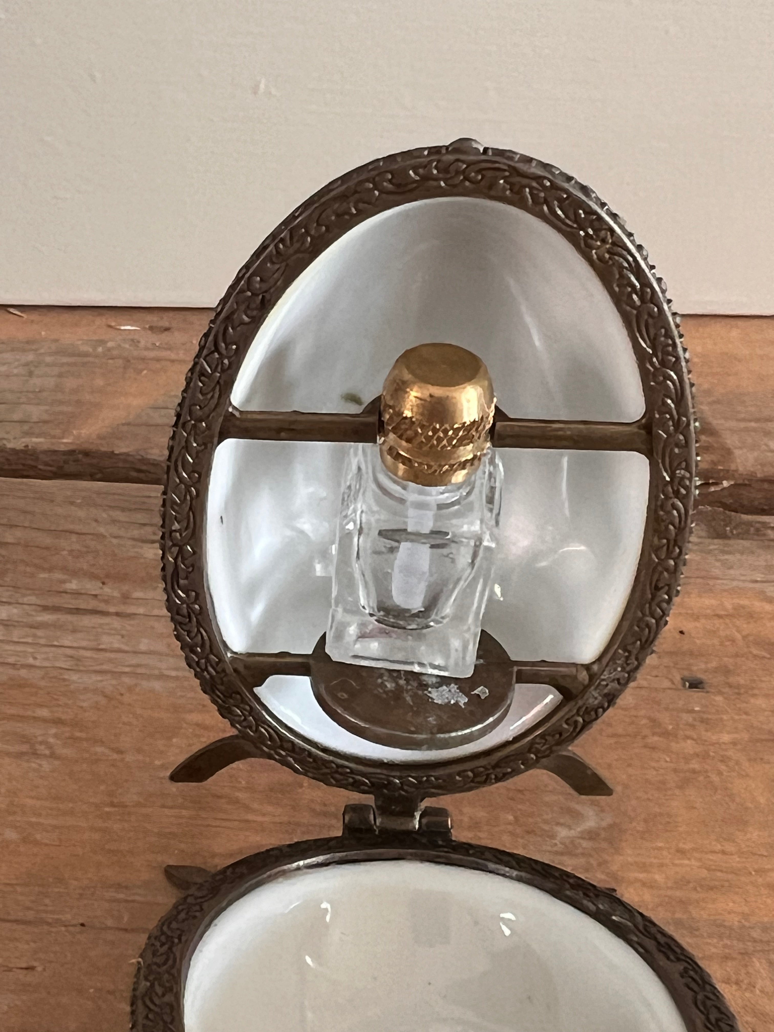 Poreleinen ei met parfumflesje