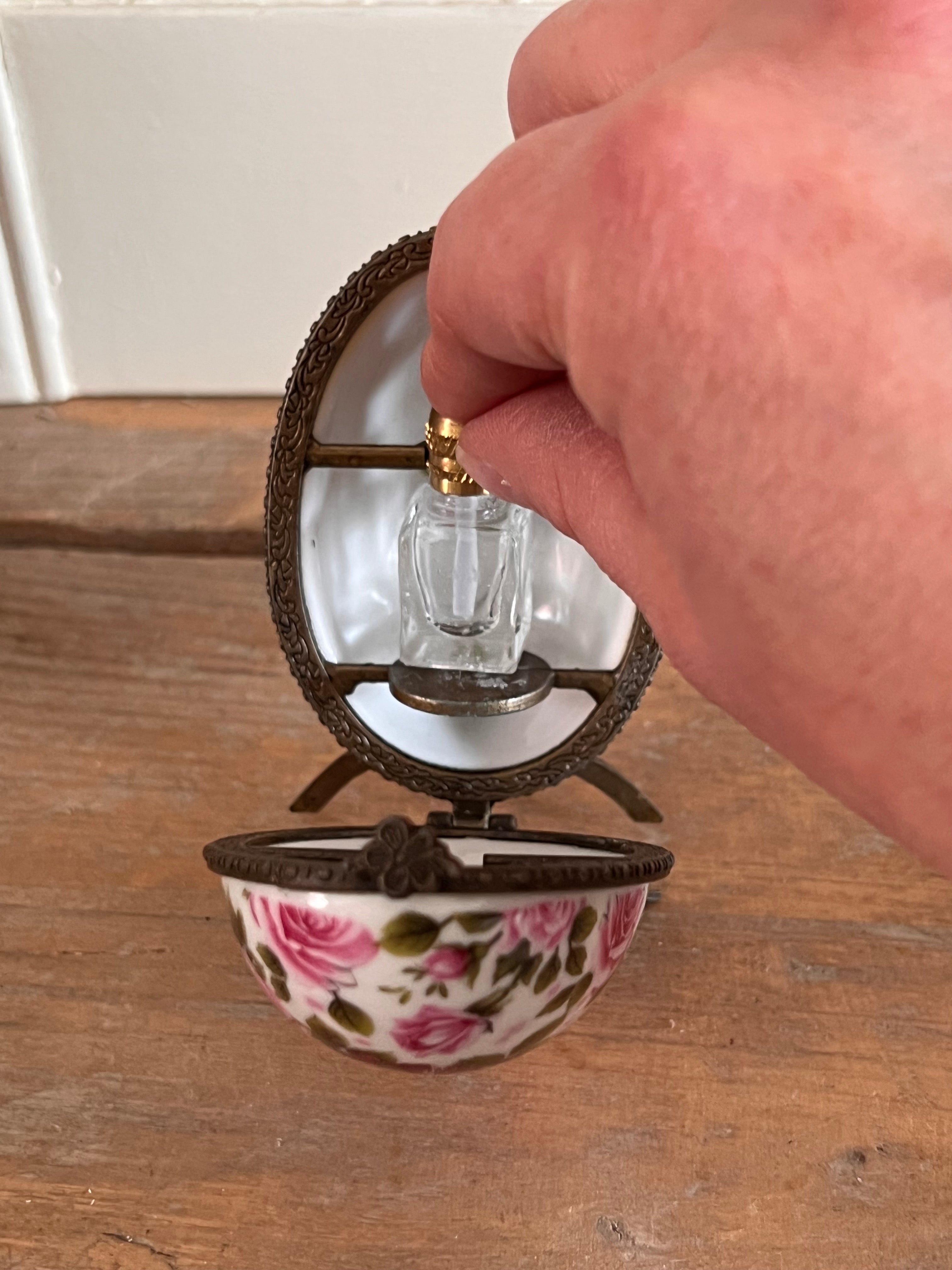 Poreleinen ei met parfumflesje