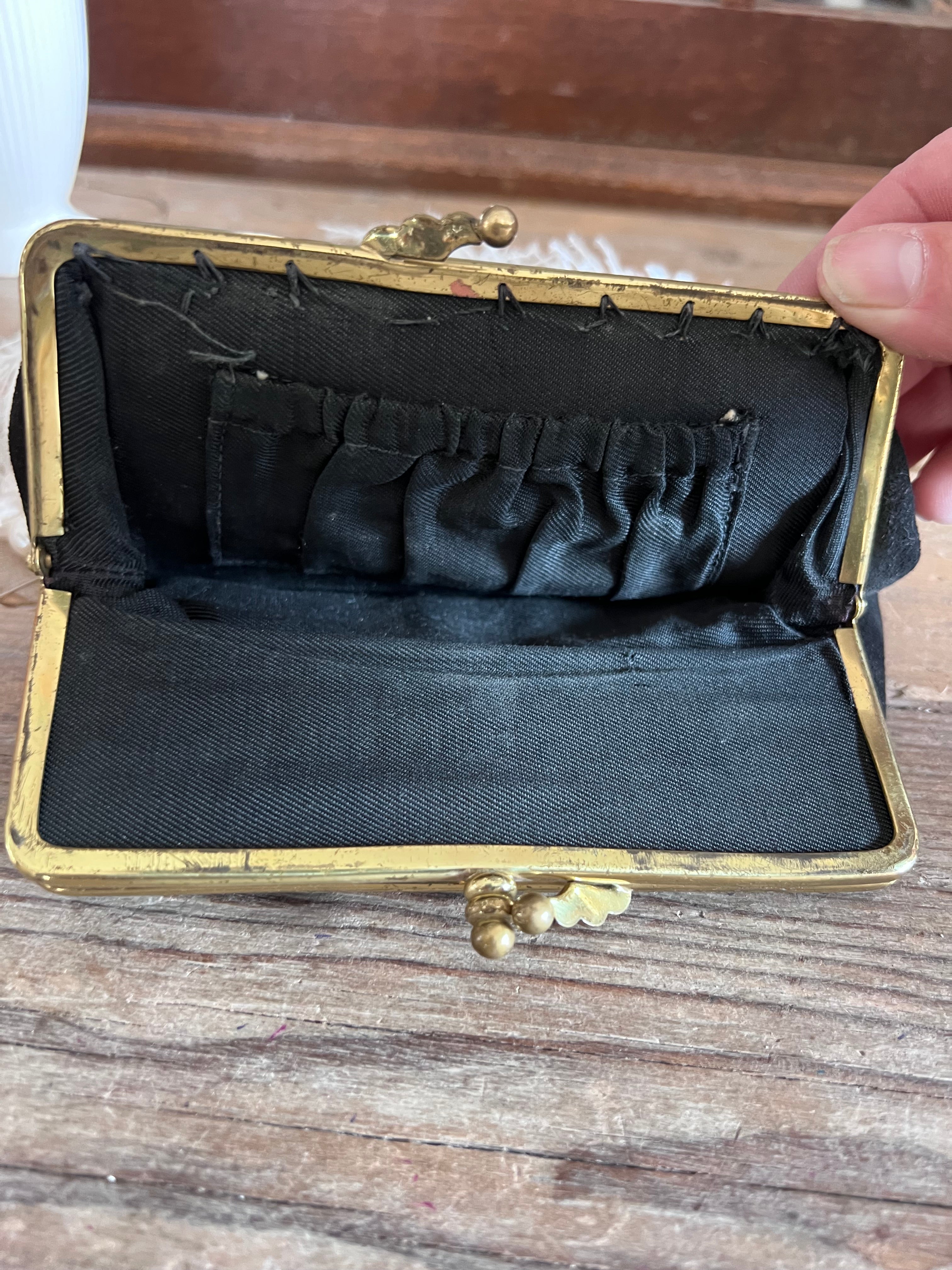 vintage portemonnee, retro portemonnee, brocante markt vondst, authentieke vintage accessoires, unieke portemonnee kopen, vintage accessoires online, klassieke portemonnee, tijdloze portemonnee, retro accessoires.