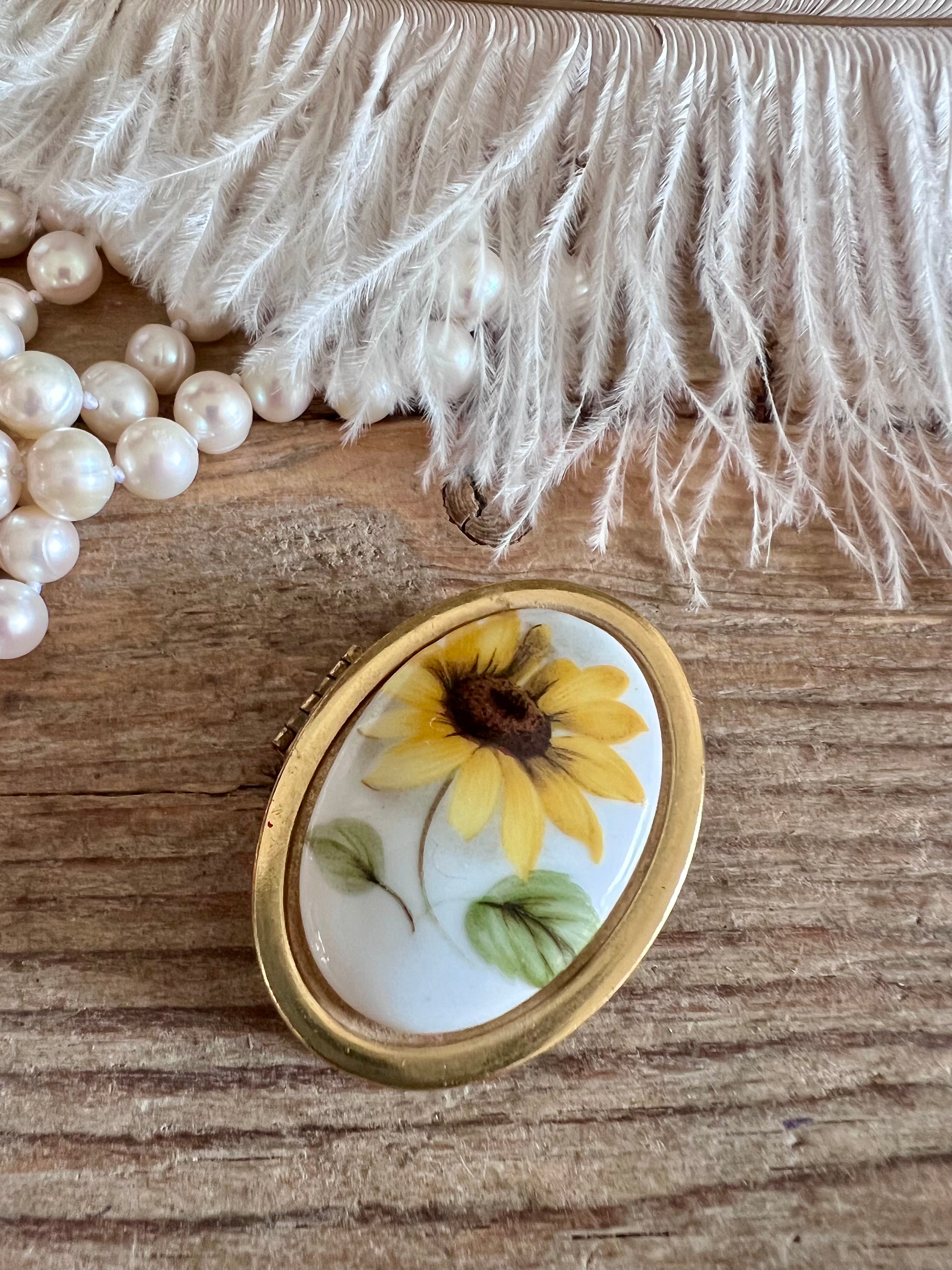 vintage pillendoosje, porseleinen pillendoosje, pillendoosje zonnebloem, ovale pillendoos, antiek pillendoosje, retro pillendoos, klein opbergdoosje vintage, vintage accessoire, collectors item pillendoos