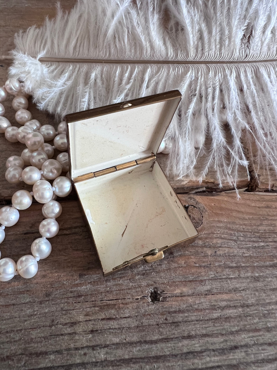 Vierkant Limoges pillendoosje met Fragonard afbeedling