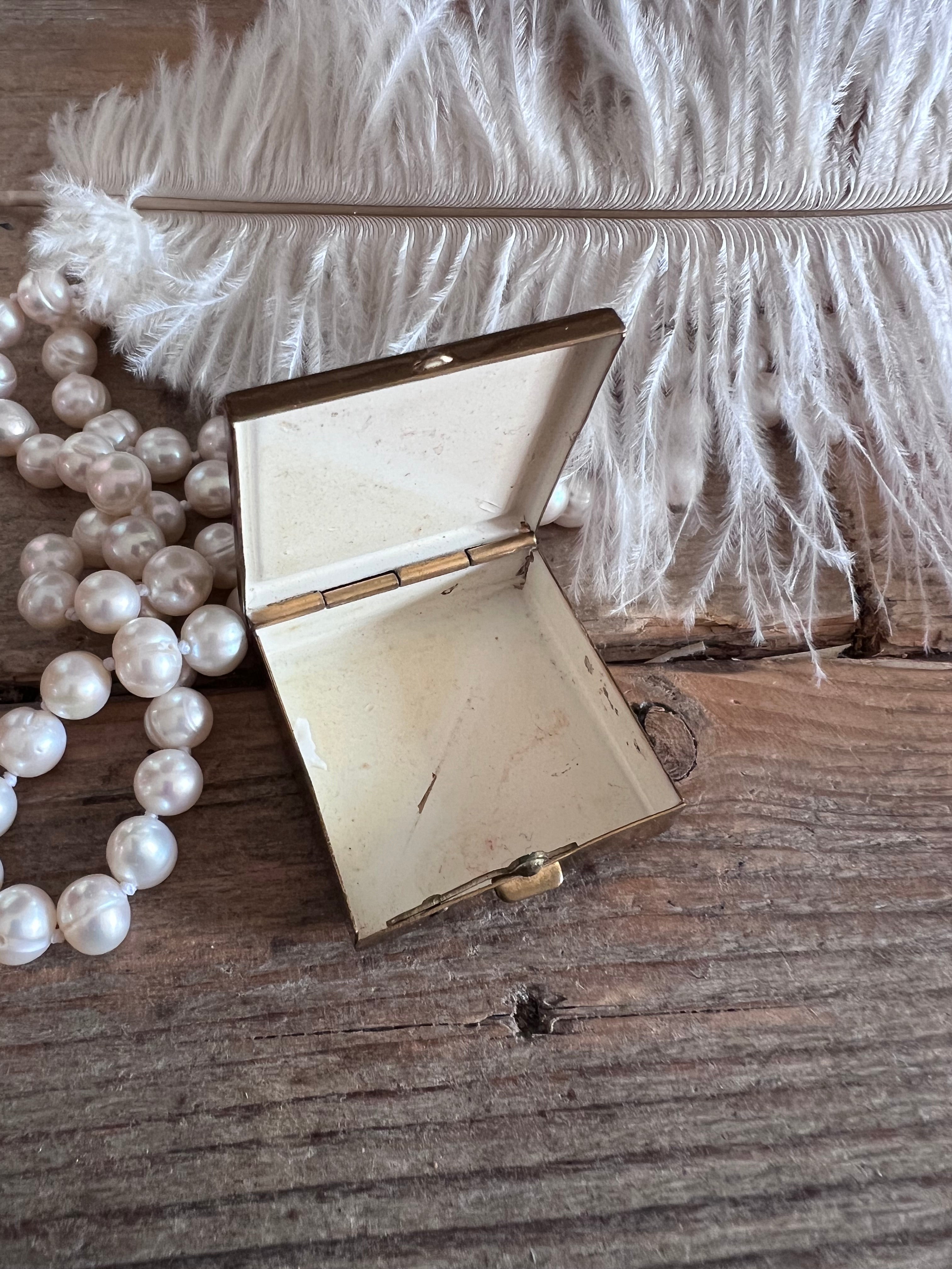 Vierkant Limoges pillendoosje met Fragonard afbeedling