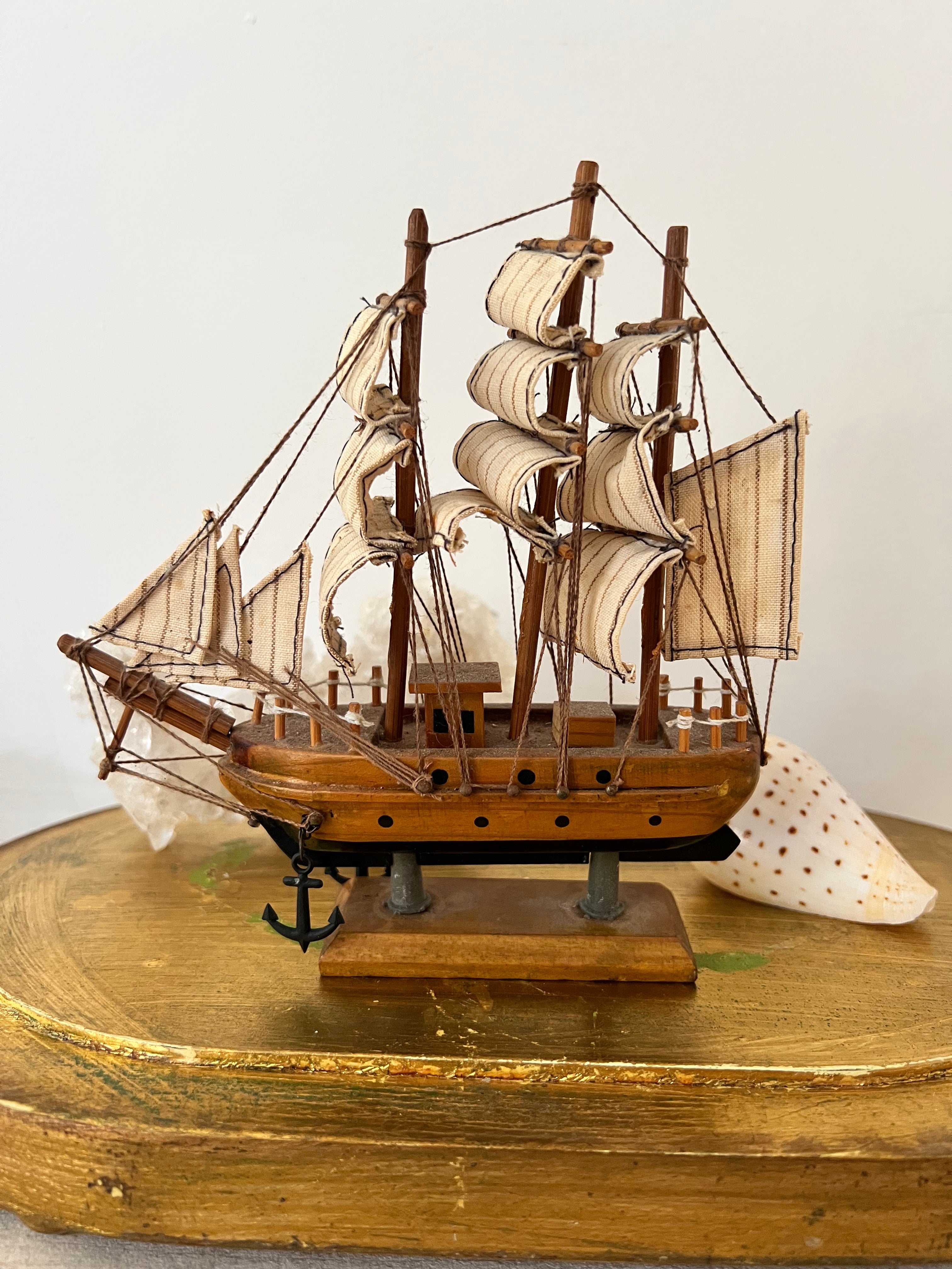 Miniatuur driemaster van hout