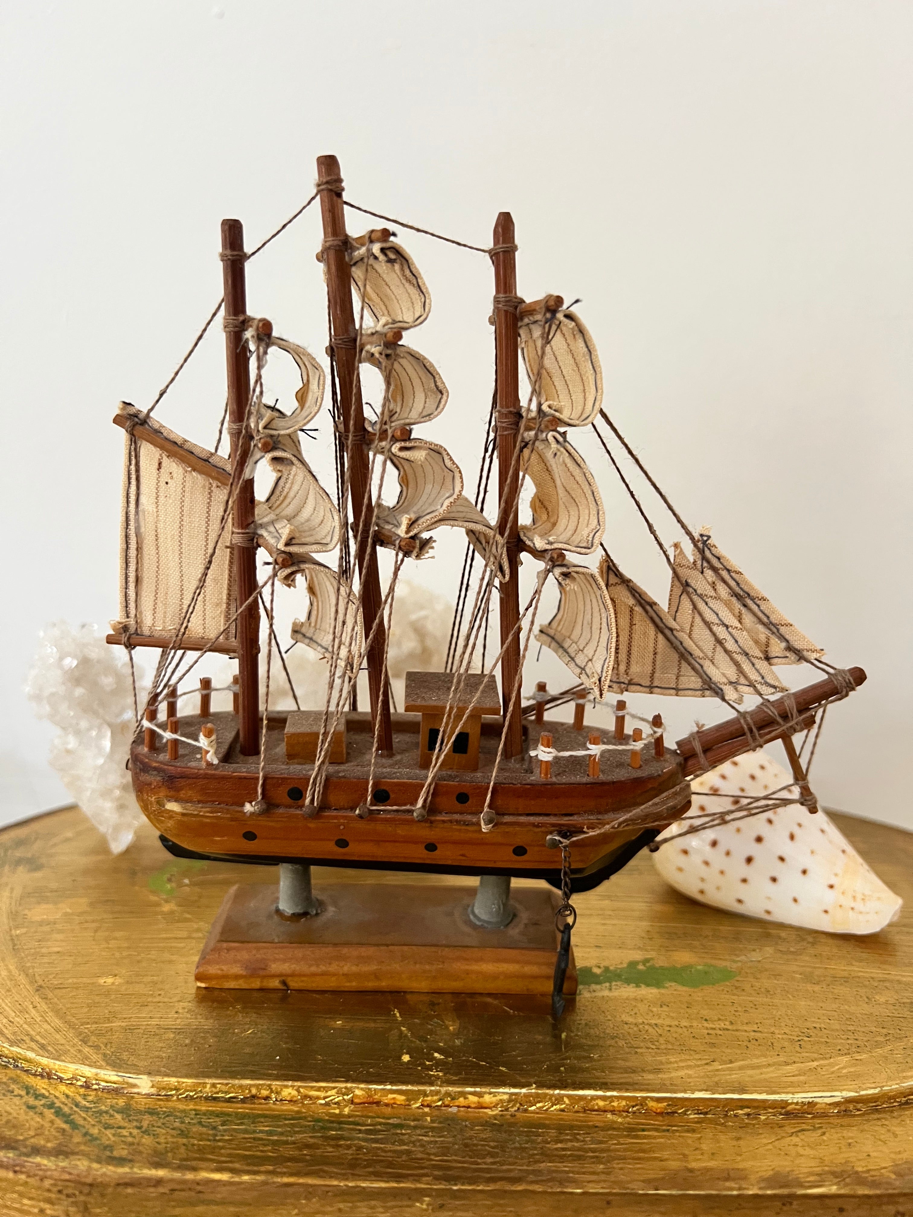 Miniatuur driemaster van hout